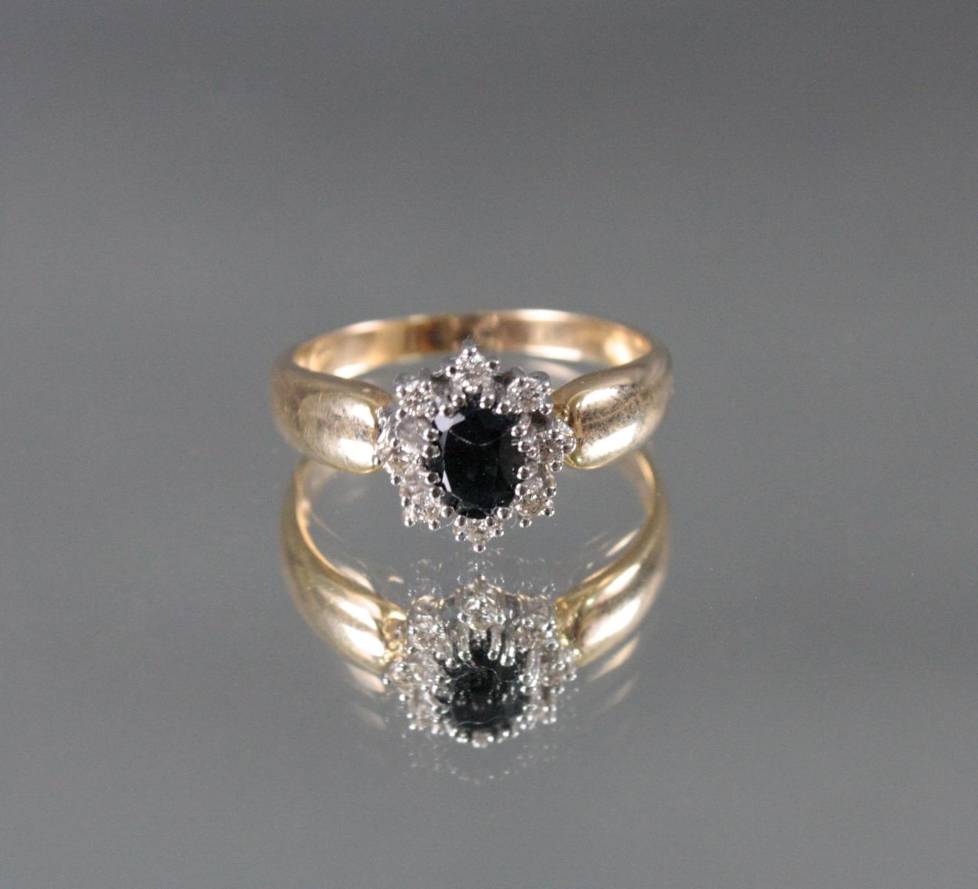 Damenring mit Saphir und Diamanten, 14 Karat GelbgoldOval geschliffener Saphir 6 x 4 mm, 8 Diamanten