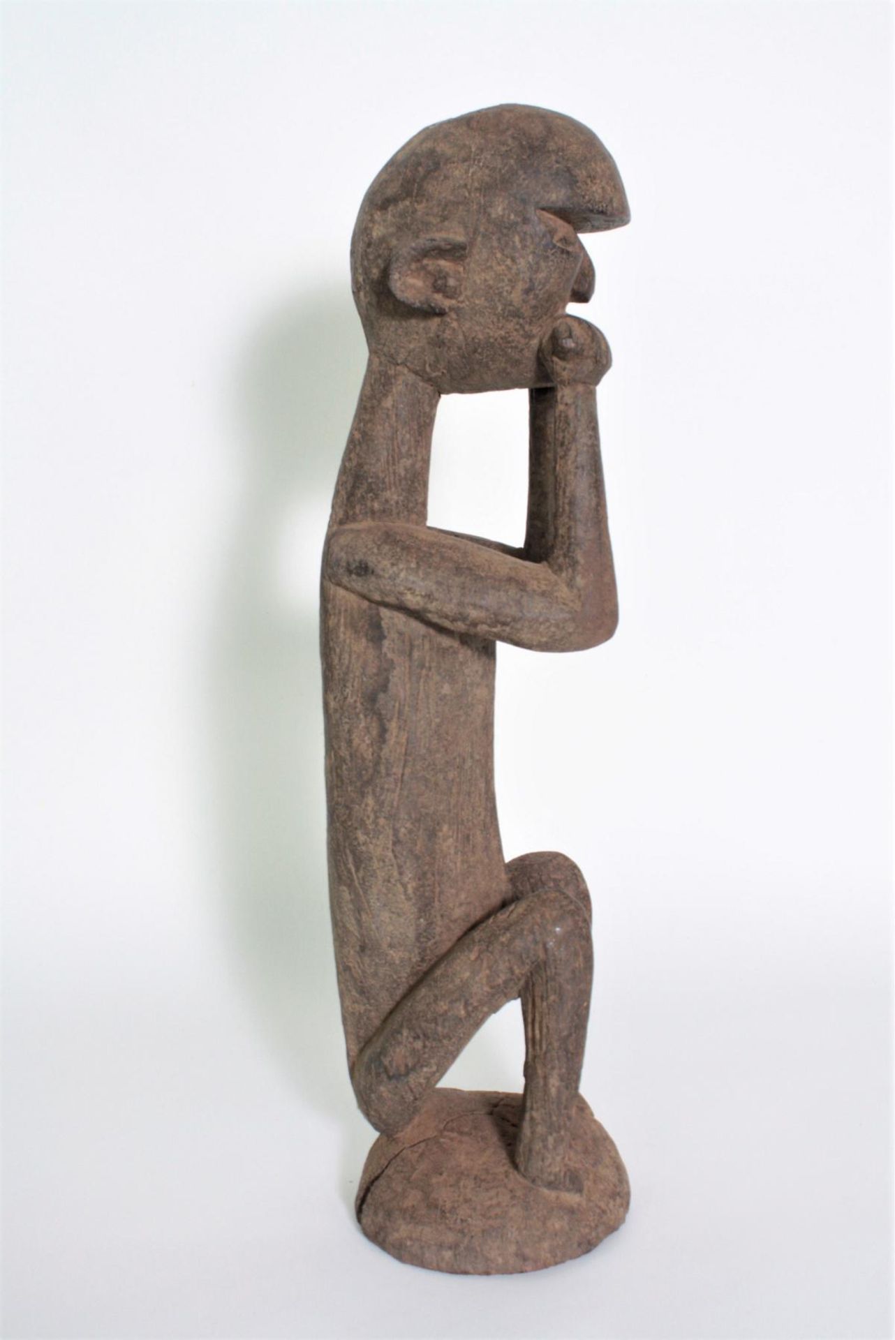 Hockende zoomorphe Figur, wohl Lobi, Burkina Faso, 1. Hälfte 20. Jh.Holz geschnitzt, graubraune - Bild 4 aus 10