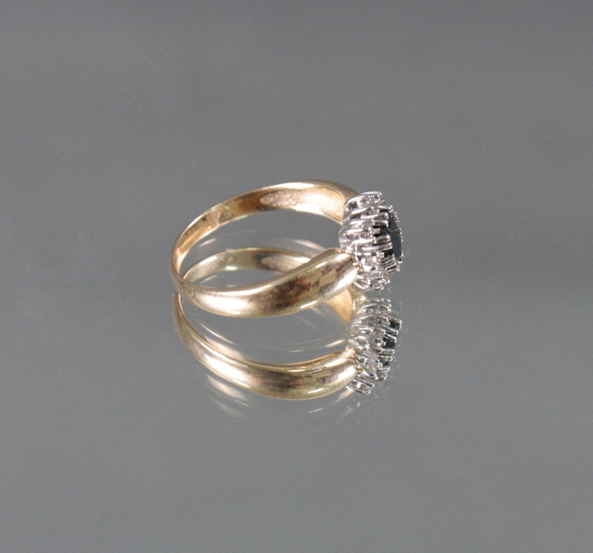 Damenring mit Saphir und Diamanten, 14 Karat GelbgoldOval geschliffener Saphir 6 x 4 mm, 8 Diamanten - Bild 2 aus 3