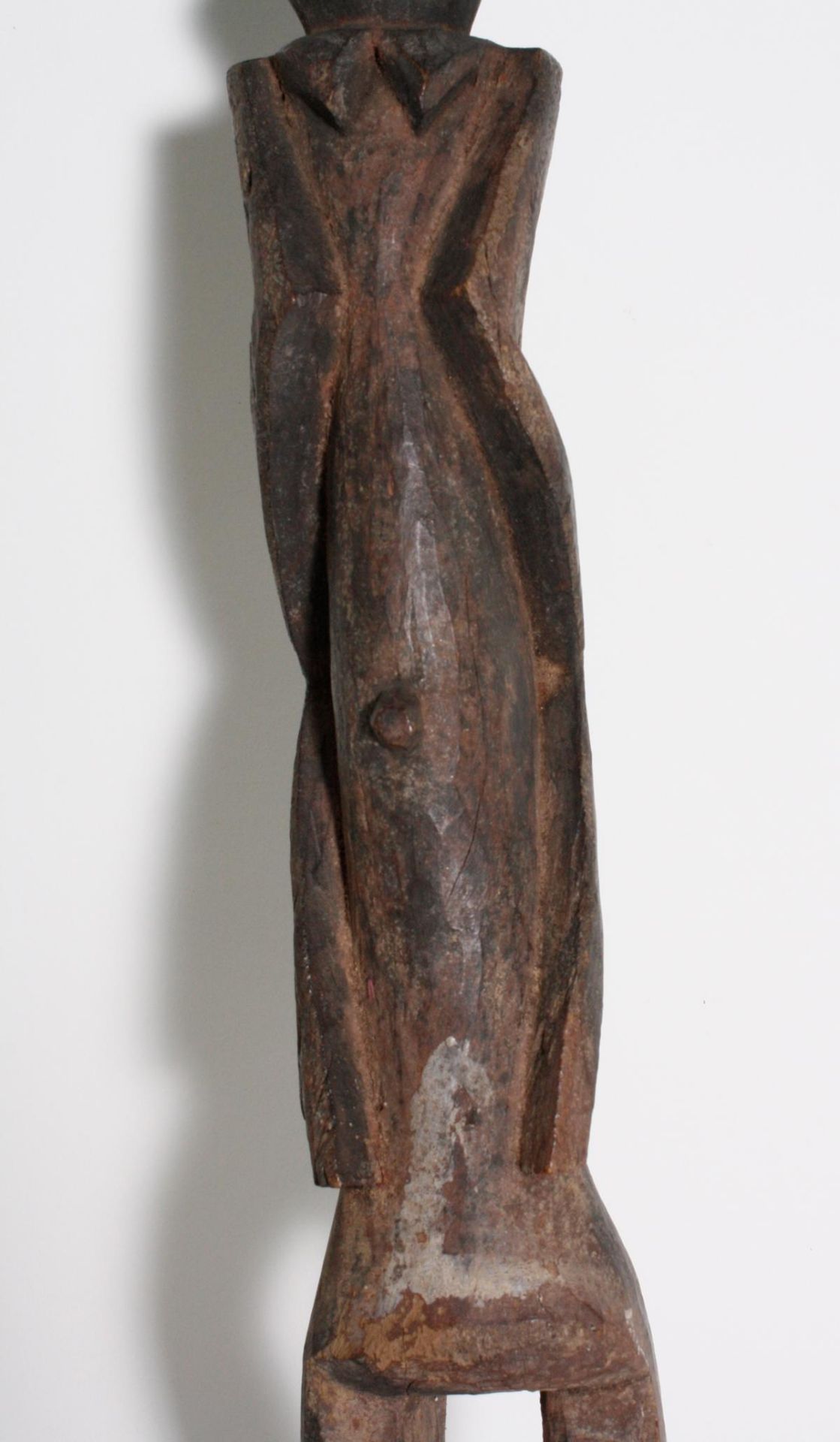 Pfahlfigur "Tauwa", Chamba, Nigeria, Kamerum, 1. Hälfte 20. Jh.Holz geschnitzt, dunkler Patina, - Bild 3 aus 6