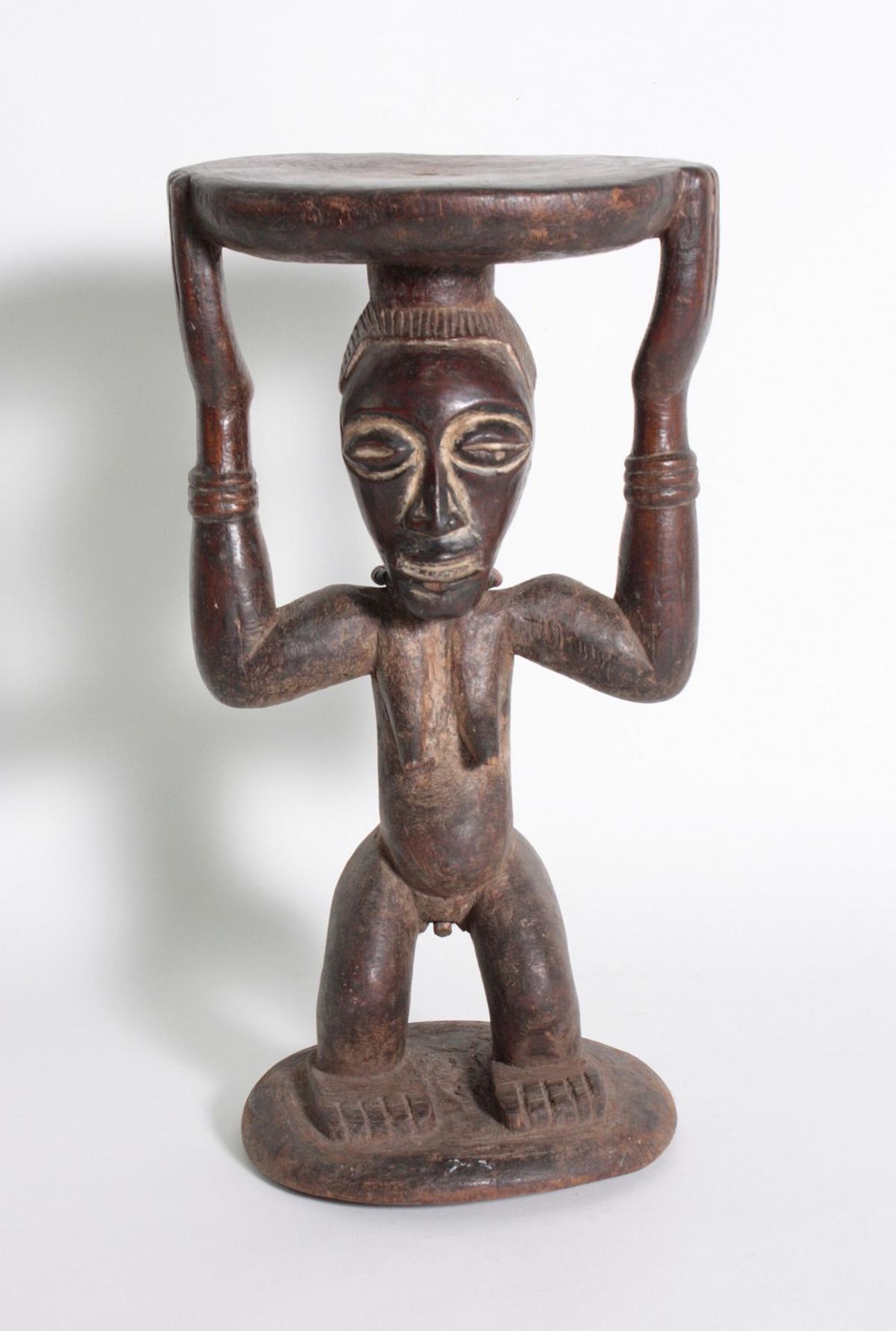 Karyatiden-Hocker, DR Kongo, 1. Hälfte 20. Jh.0Hocker mit weiblicher Trägerfigur, Glasperlen,