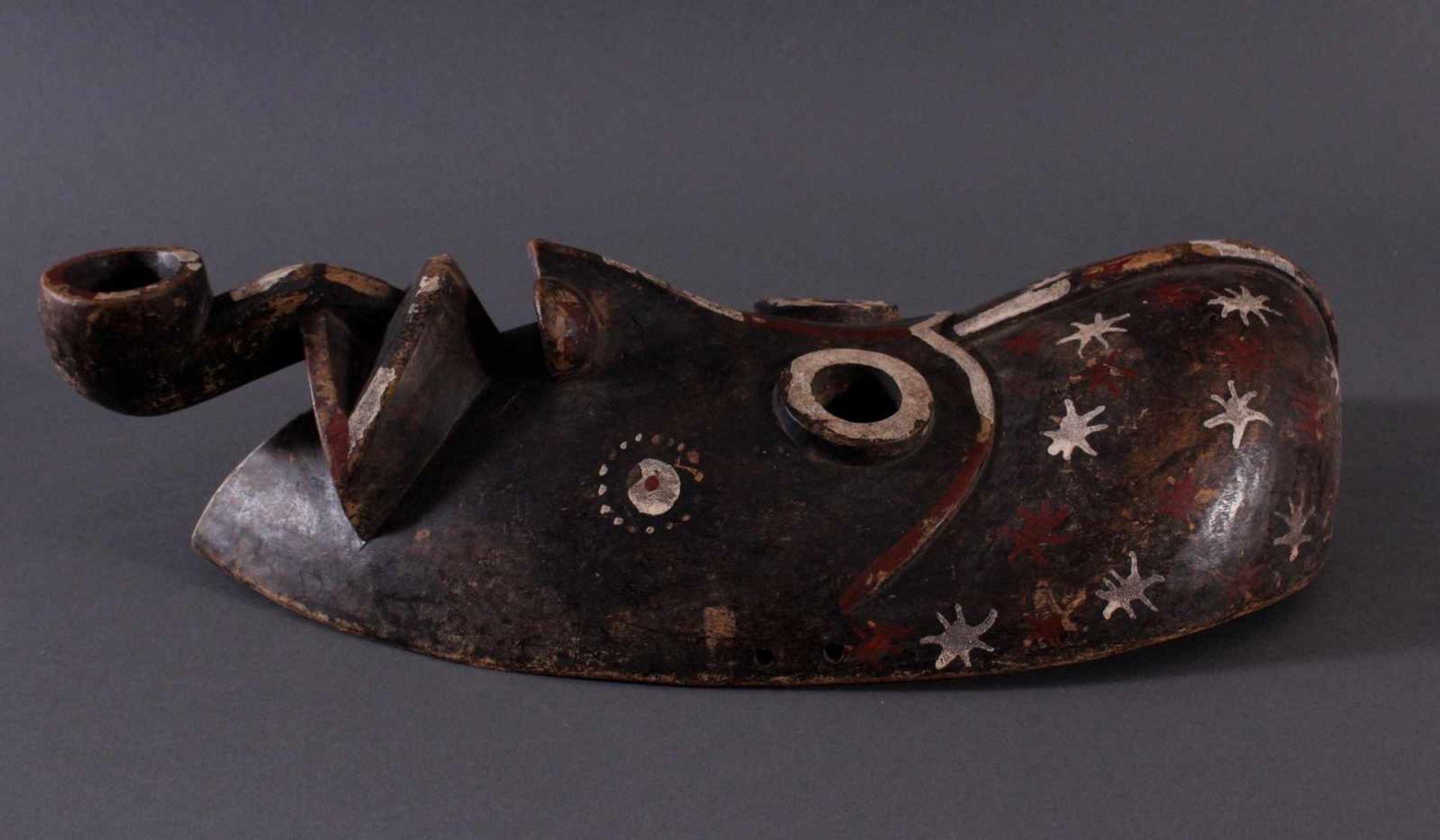 Antike Holzmaske der Dan, 1. Hälfte 20. Jh.Holz geschnitzt, "Pfeifenraucher", dunkle Patina, - Bild 3 aus 4