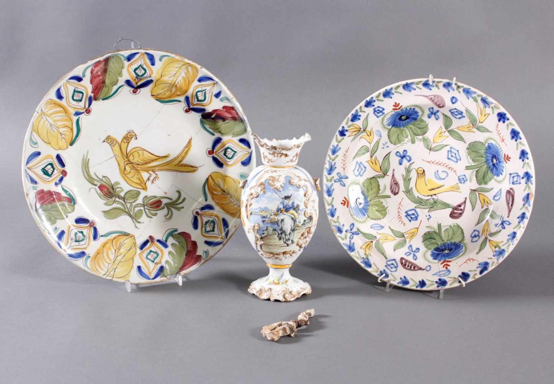 Paar Fayence-Teller und Vase, Frankreich/Italien 19. JahrhundertHeller Scherben, weiße Glasur.