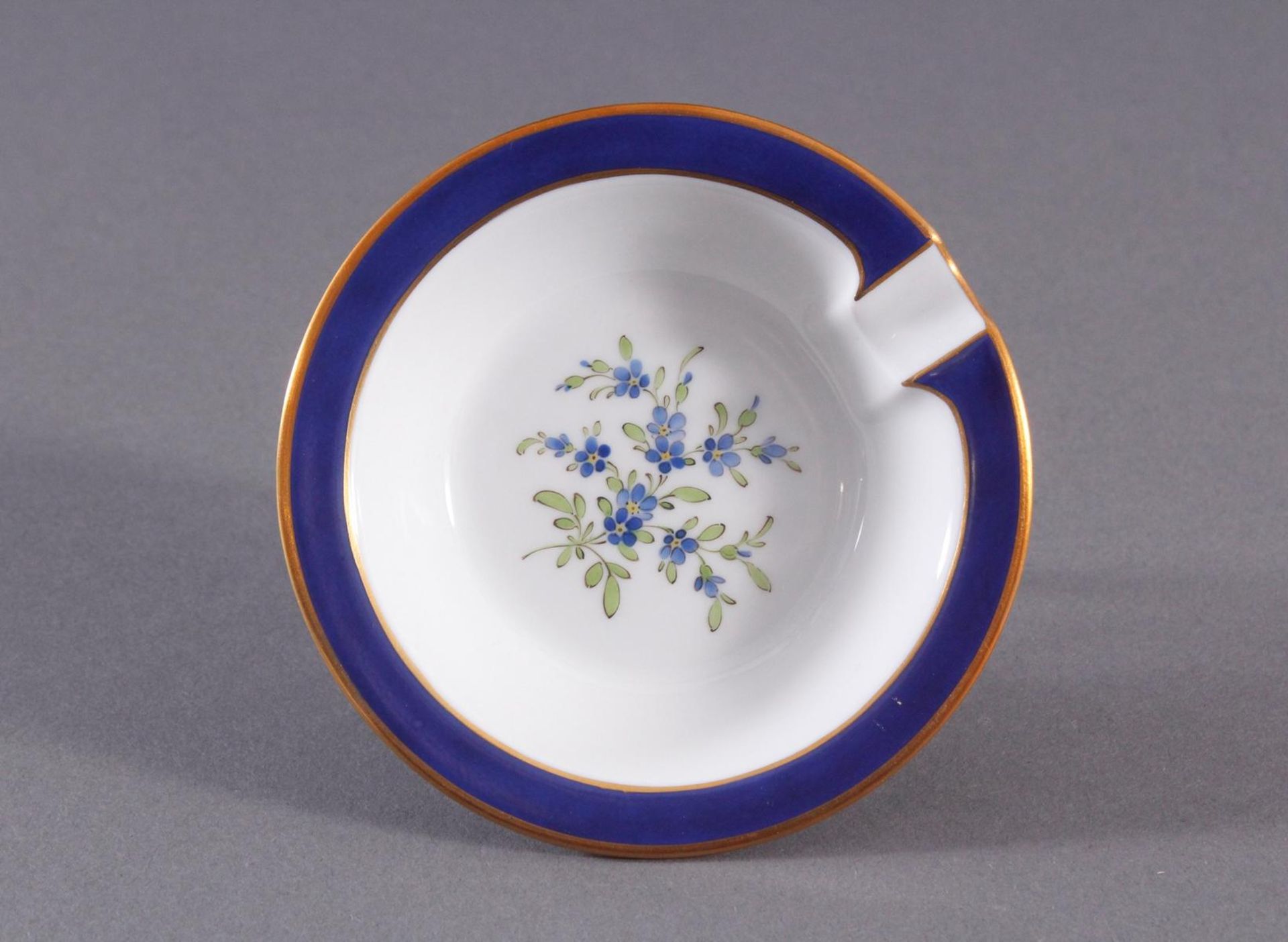 Aschenbecher, Höchst, signiert Kurt SchröderRunde Form mit polychromer Blumenbemalung, blaue