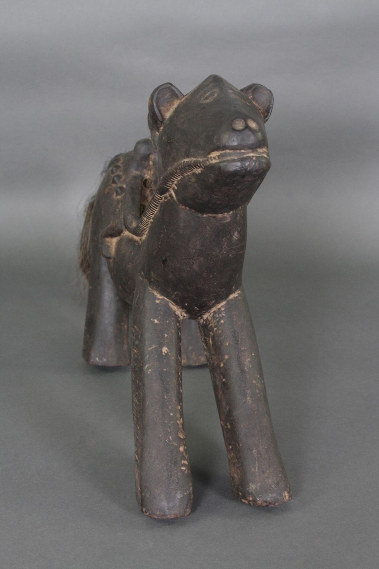 Geschnitzter Tierfigur, wohl Dogon, Mali, 1. Hälfe 20. Jh.Holz, matte dunkler krustige Patina, - Bild 4 aus 5