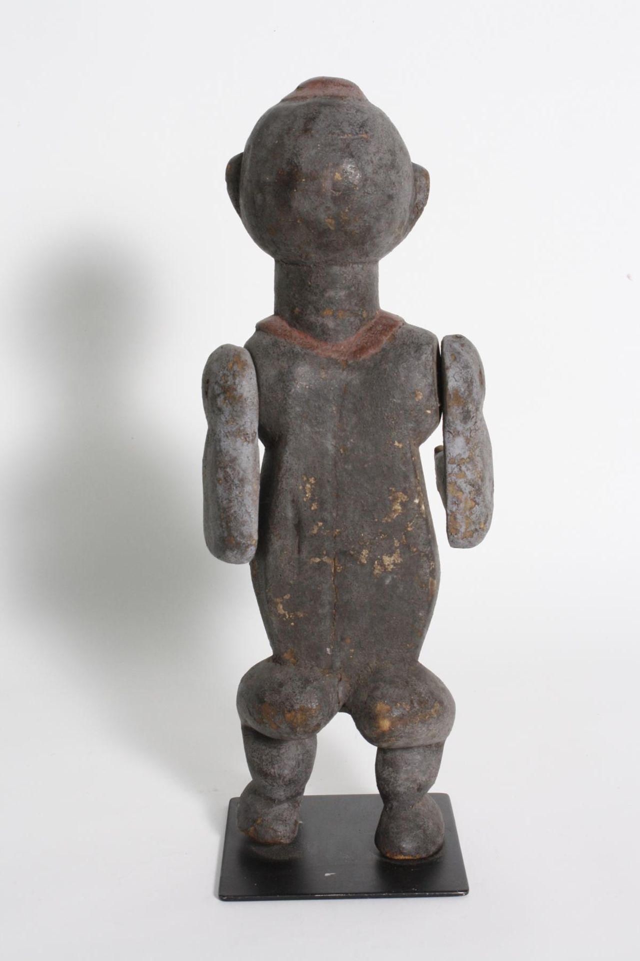 Männliche Marionette, Eket, Nigeria, 1. Hälfte 20. Jh.Holz geschnitzte männliche Figur mit roter - Bild 3 aus 7