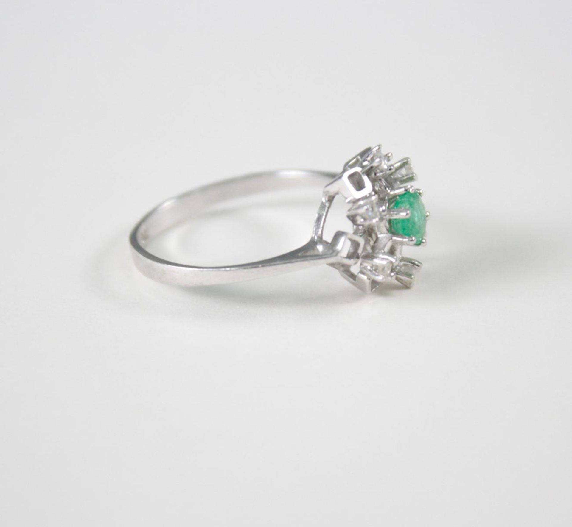 Damenring mit Smaragd und Diamanten, 14 Karat Weißgold1 Smaragd im Diamantschliff von ca 0,30 Karat, - Bild 2 aus 3