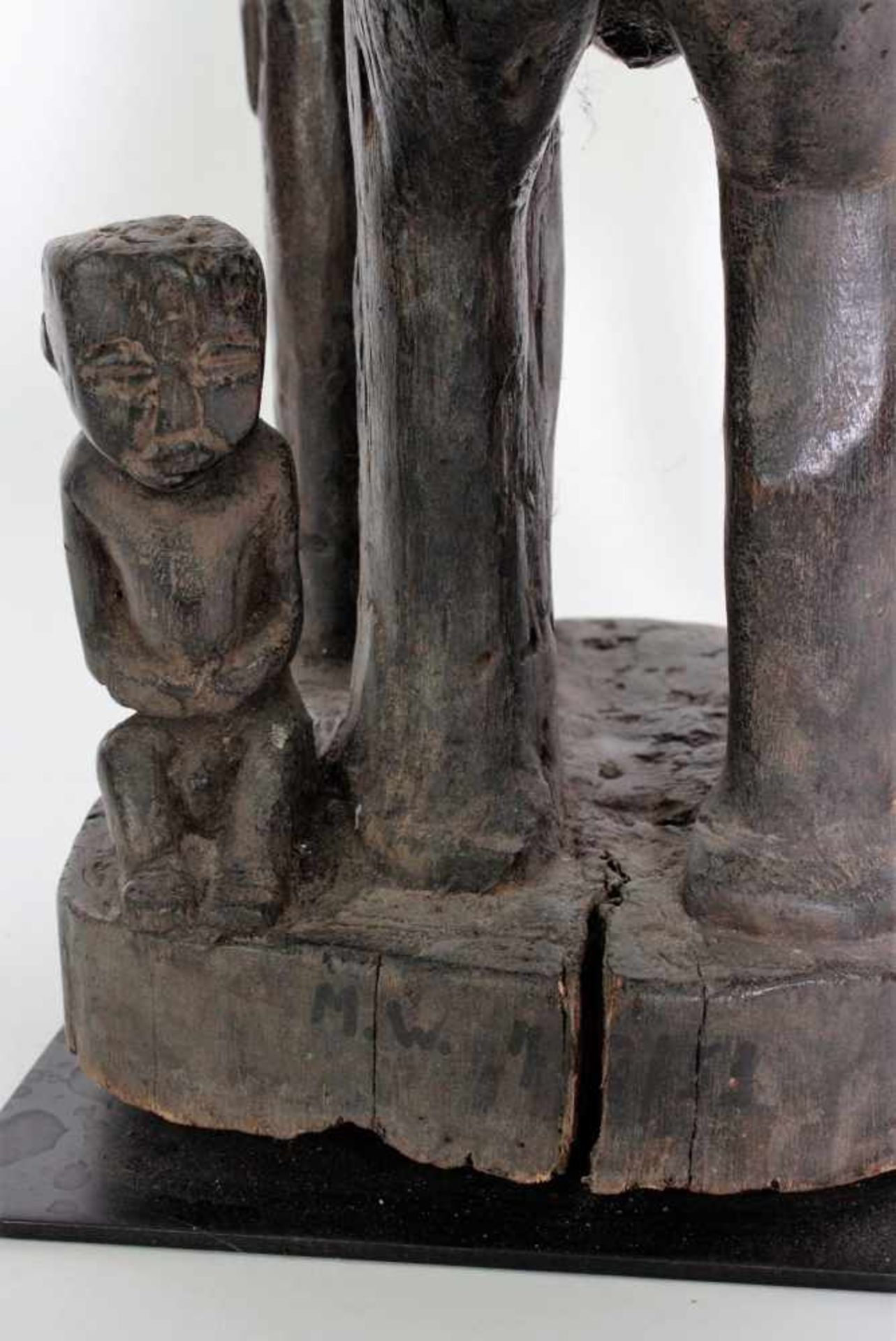 Figur des Chibinda Ilunga, Chokwe, Angola, 19. Jh.Holz mit dunkelbrauner Krustenpatina. Der - Bild 7 aus 11