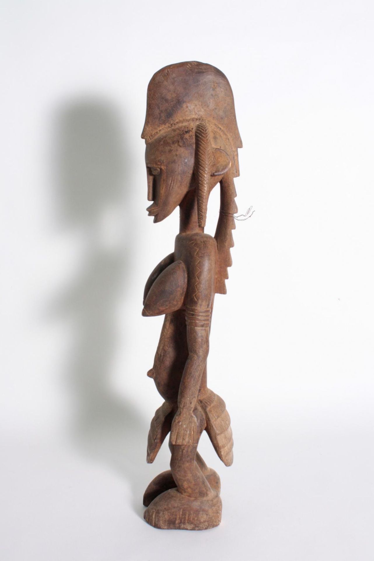 Stehende Frauenfigur, Senufo/Elfenbeinküste, 1. Hälfte 20. Jh.Bräunliches Holz. Stehende Frauenfigur - Bild 5 aus 6