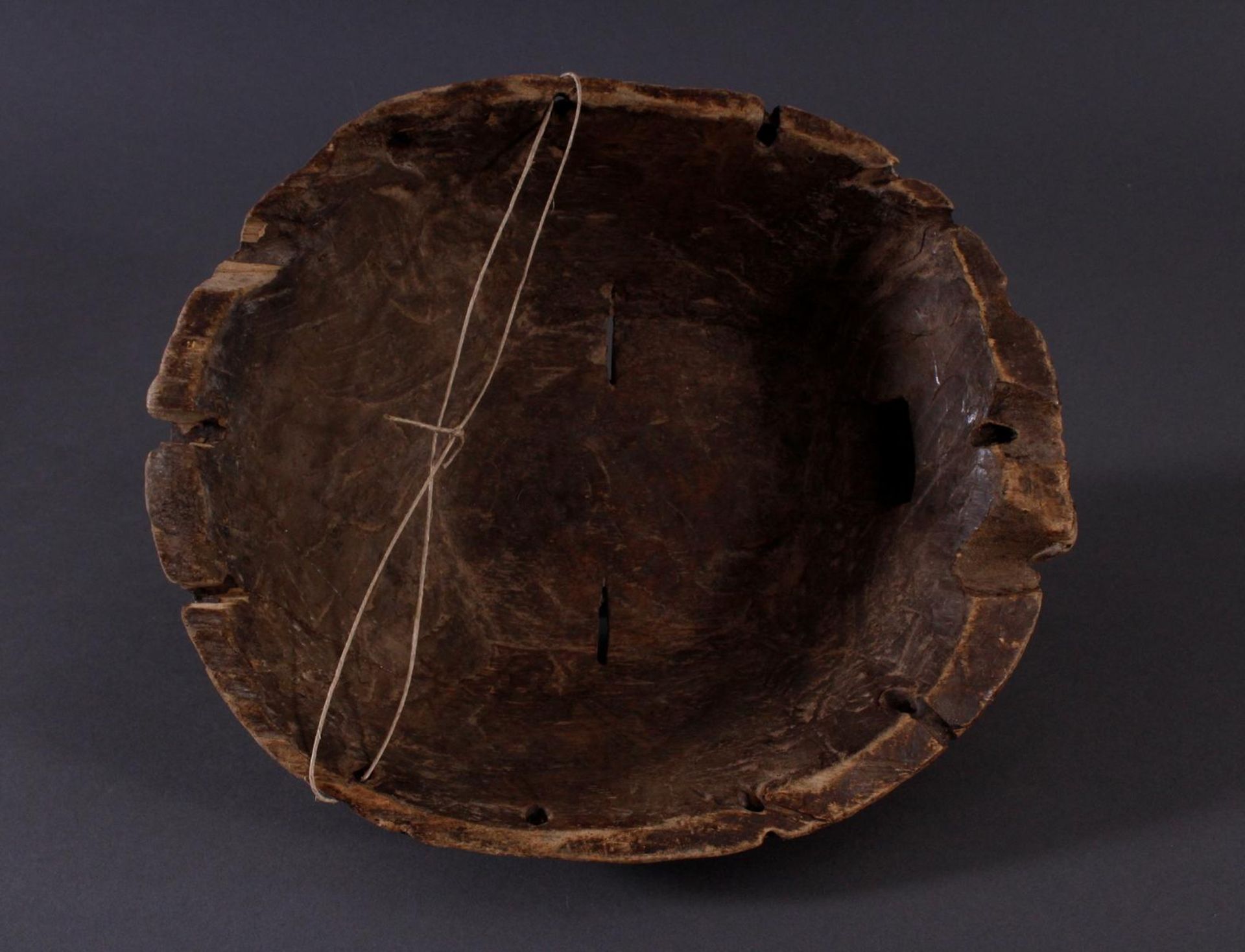 Antike Maske, Luba, KongoHolz geschnitzt, runde "Kifwebe-Maske" der Luba. polychrom gefärbt, mit - Bild 4 aus 6