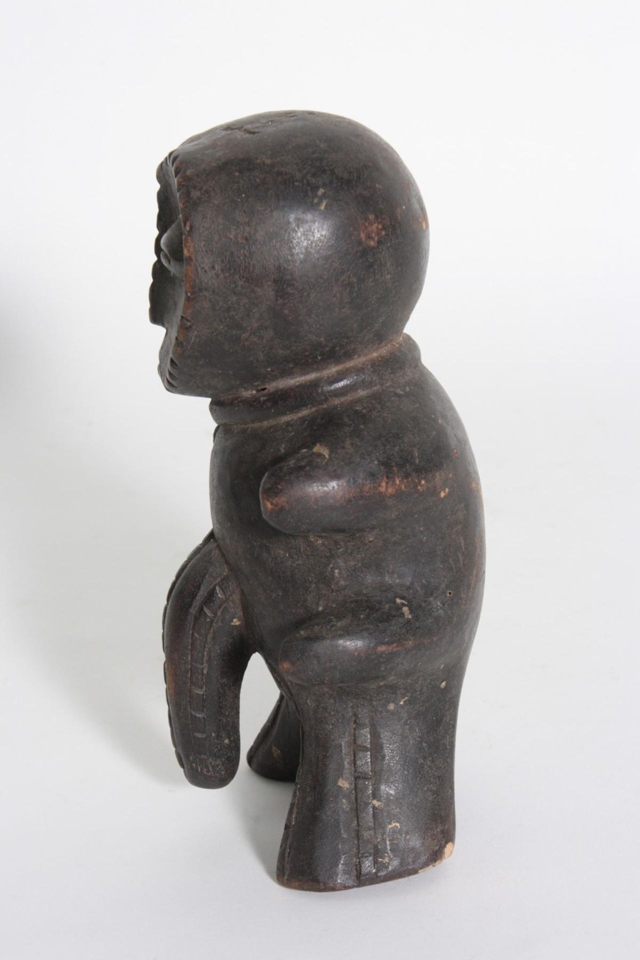 Fetischfigur wohl Ngbaka, D. R, Kongo, 1. Hälfte 20. Jh.Holz, geschnitzt, dunkle Krustenpatina, - Bild 4 aus 4