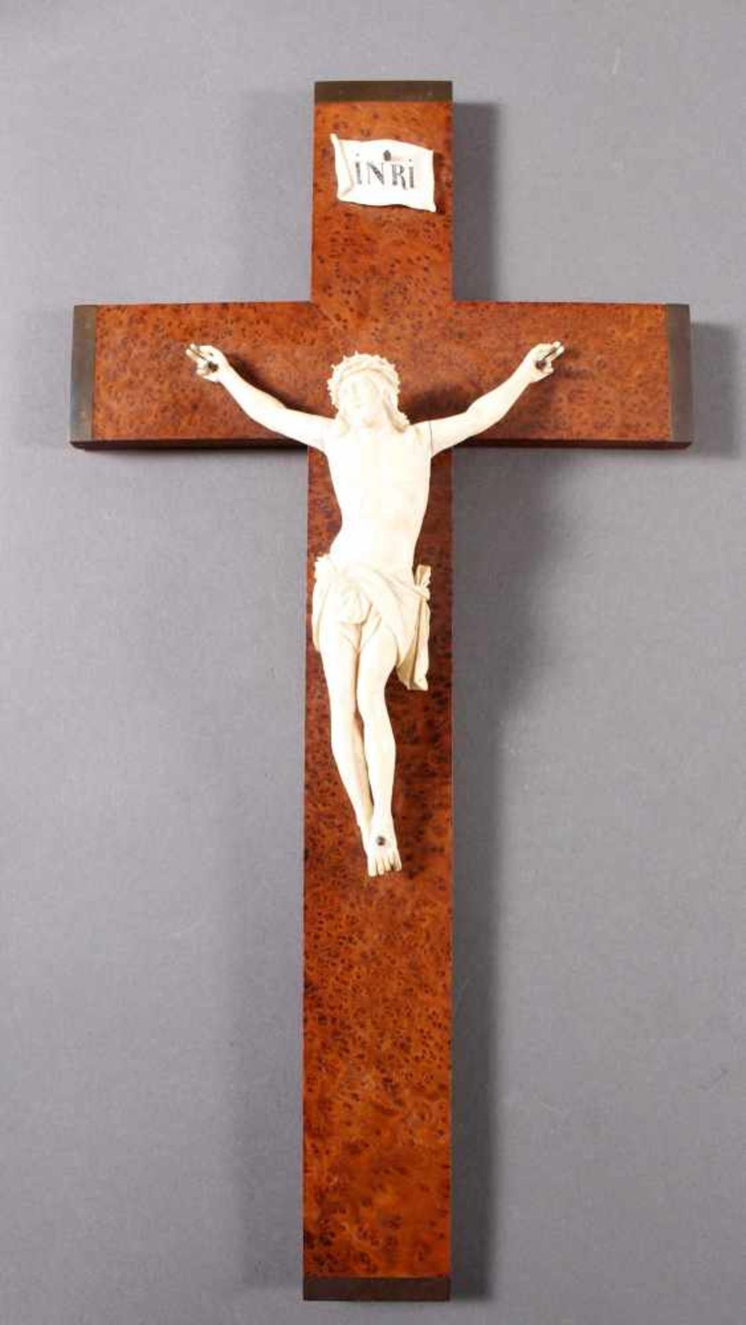 Elfenbein Corpus-Christi an Holzkreuz, Frankreich 19. JahrhundertFuniertes Wandkreuz mit