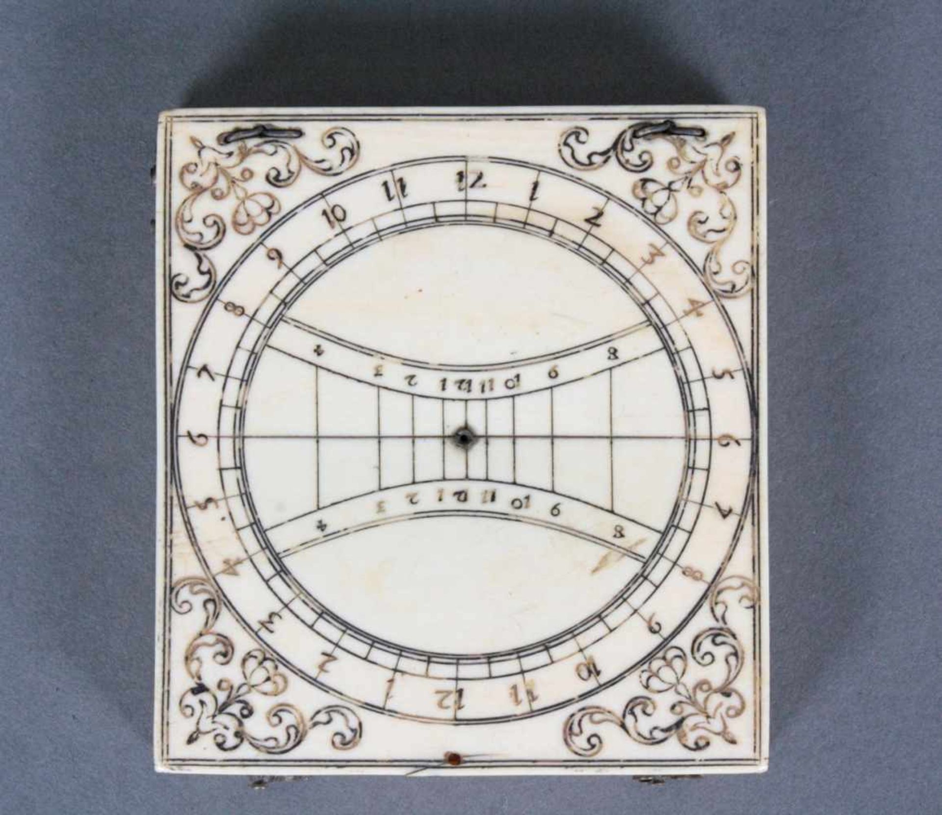 Klapp-Sonnenuhr, wohl Dieppe-Sonnenuhr, Frankreich, 2. Hälfte 17. JahrhundertElfenbein mit feinen - Bild 3 aus 9