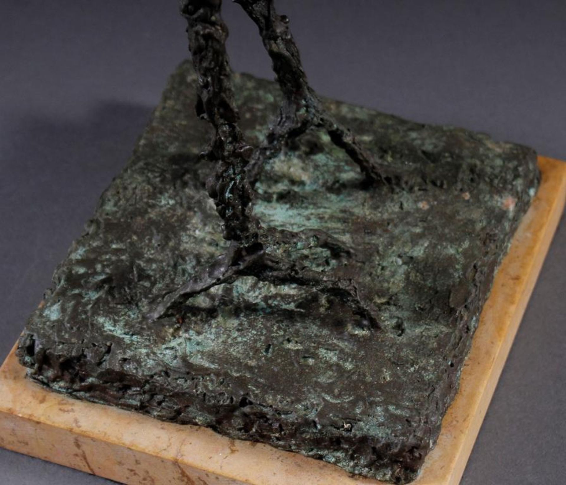 Bronzeskulptur, Vogel Strauss, Moderner Bildhauer 2. Hälfte 20. Jahrhundert.Grün patinierte Bronze - Bild 3 aus 3