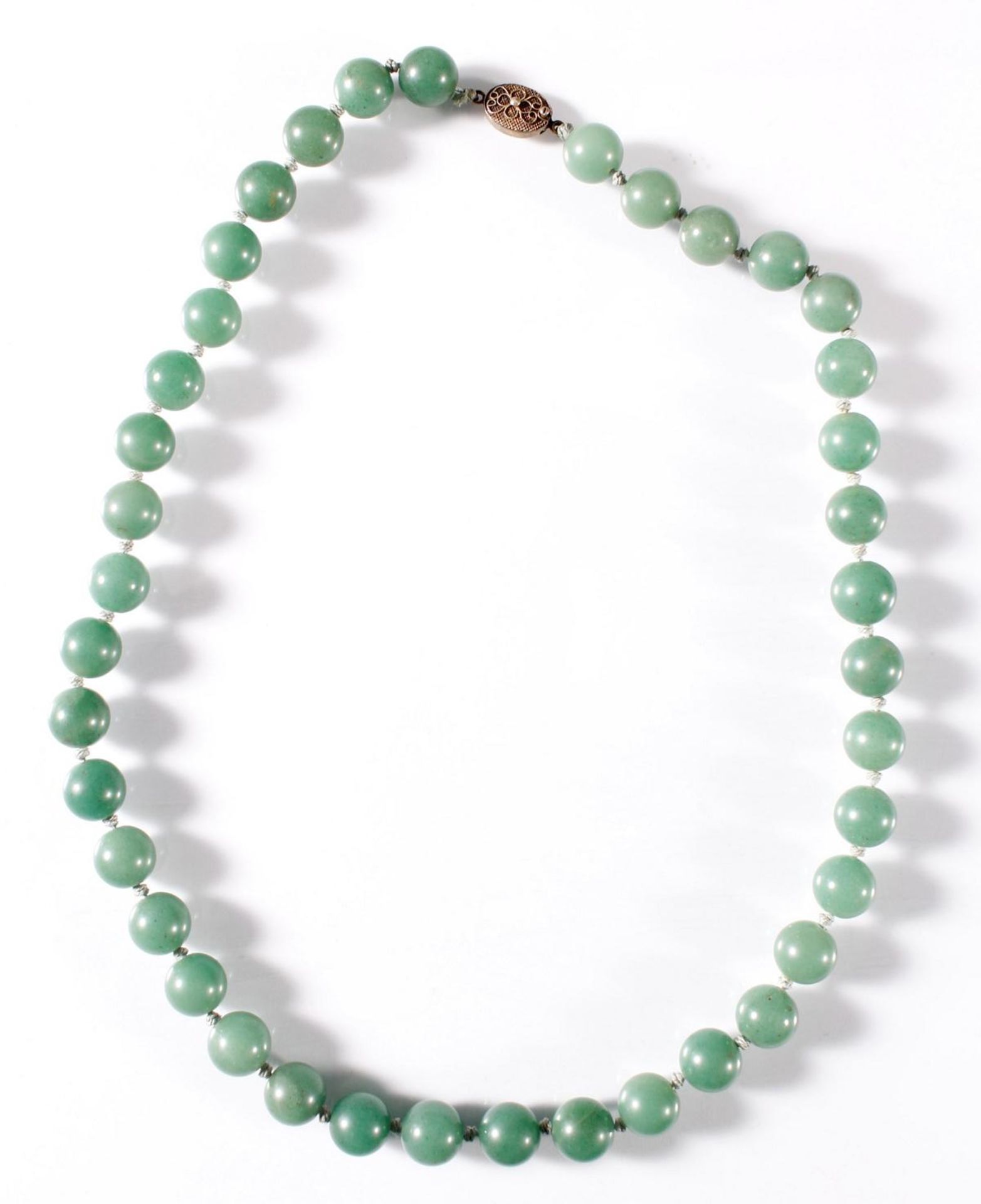 Jade Halskette, ChinaDurchmesser der Kugeln ca. 13 mm. Gesamtlänge ca. 68 cm. Kugeln einzeln im