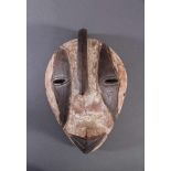 Antike Maske, Gabun 1. Hälfte 20. Jh.Holz geschnitzt, braune Patina, Kaolin Bemalung, ca. 11,5 x