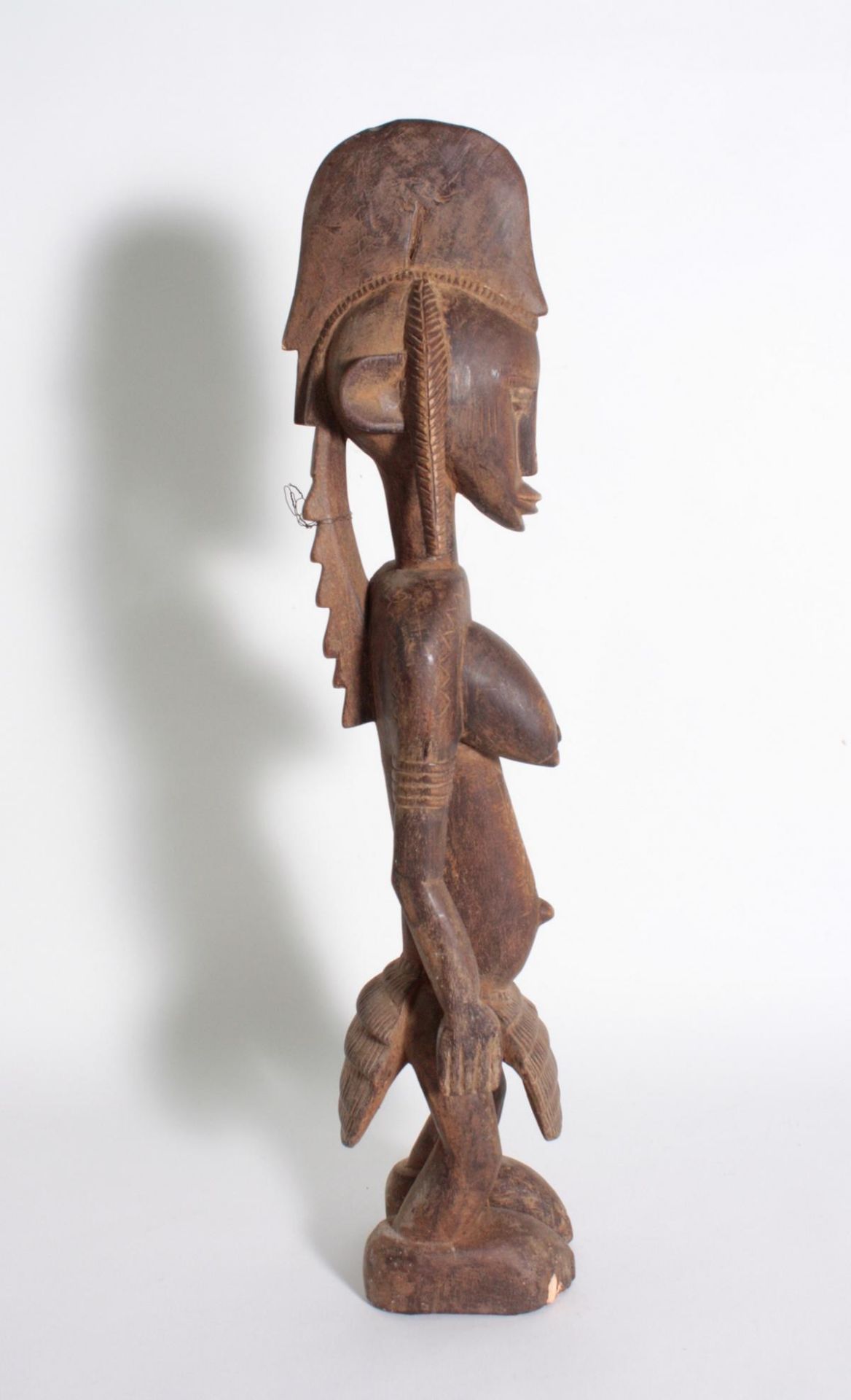 Stehende Frauenfigur, Senufo/Elfenbeinküste, 1. Hälfte 20. Jh.Bräunliches Holz. Stehende Frauenfigur - Bild 3 aus 6