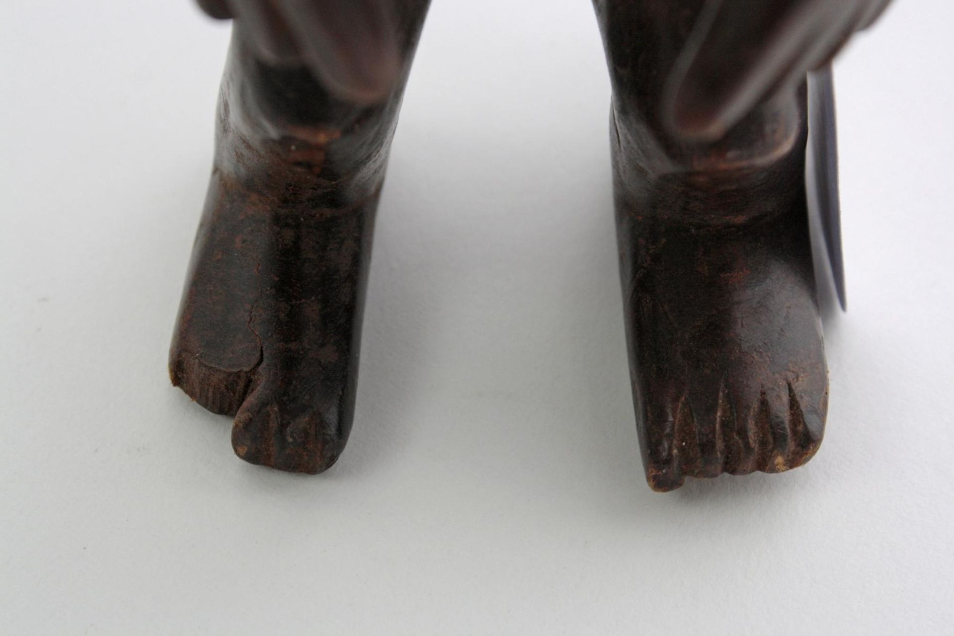 Stehende Figur, Chamba, Nigeria, 1. Hälfte 20. Jh.Holz, geschnitzt, schwarzbraune, krustig- - Bild 5 aus 5