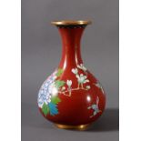 Cloisonnévase, China 20er/30er JahreBauchige Vase mit rotem Grund. Dekor vom Blumenkorb mit großen