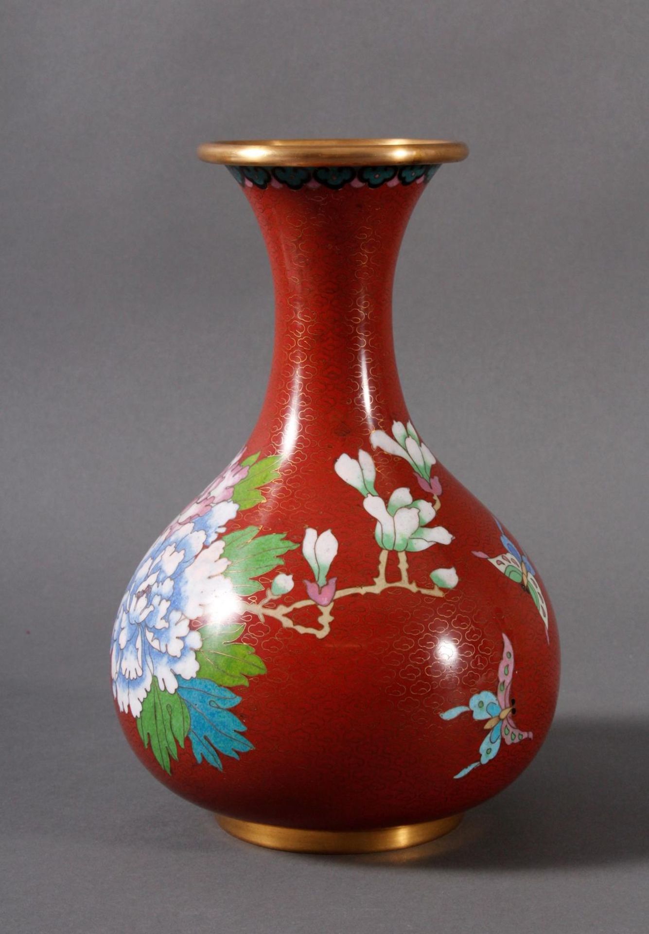 Cloisonnévase, China 20er/30er JahreBauchige Vase mit rotem Grund. Dekor vom Blumenkorb mit großen