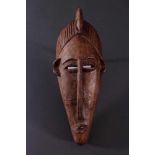 Antike Maske, Bambara, Mali 1. Hälfte 20. Jh.Holz geschnitzt, Musterritzungen, mit  Chamäleon-