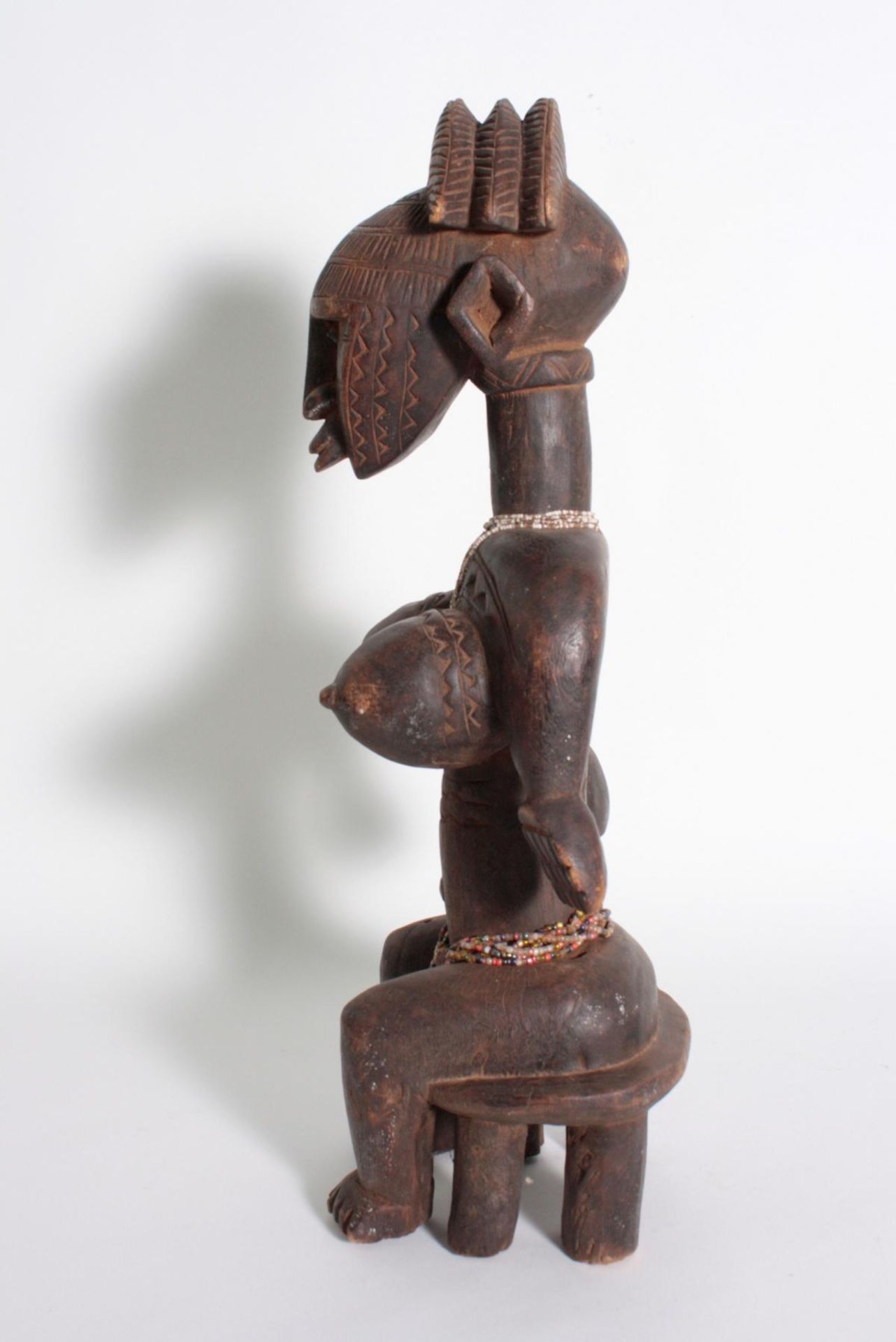Bambara/Mali, sitzende weibliche Figur, 1. Hälfte 20. Jh.Holz, dunkelbraune Patina, sitzende Frau - Bild 5 aus 6