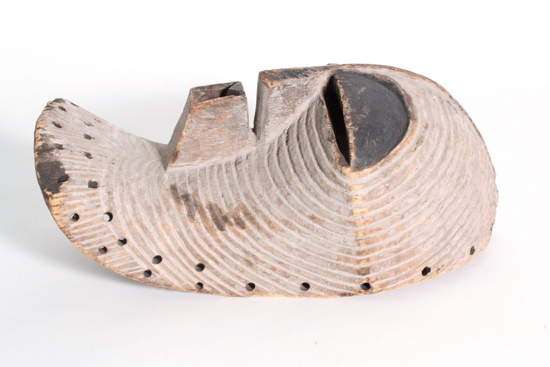 Weibliche Kifwebe-Maske, Songe/Kongo, 1. Hälfte 20. JhHolz, große mit kammförmigem Scheitel - Bild 3 aus 4