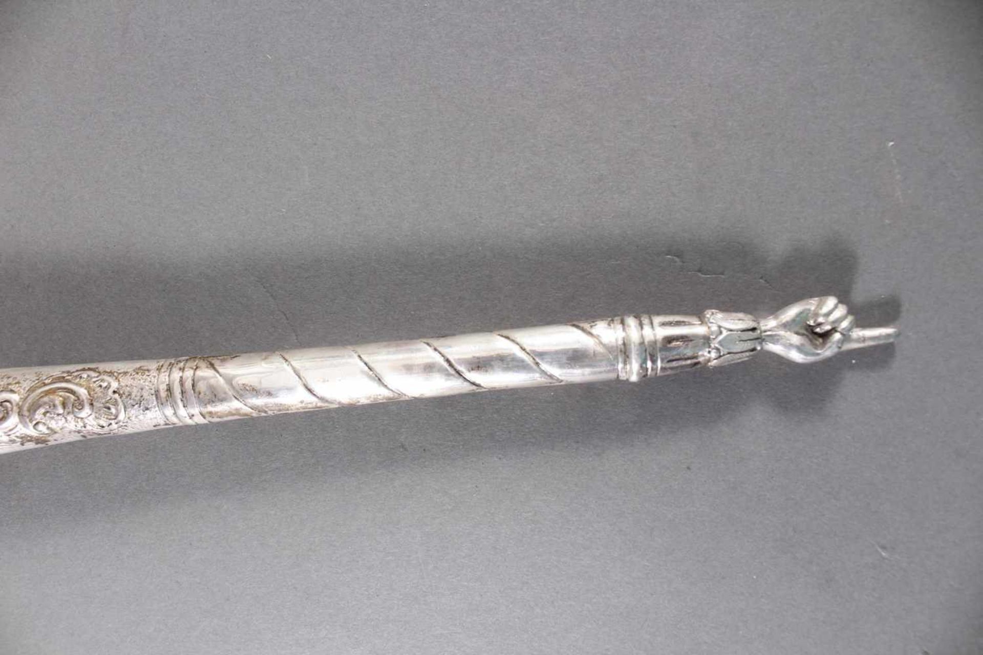 Judaica ,Tora Zeigestab um 1900Mit Rocallien verziert , Silber geprüft (ungemarkt). Länge ca. 35 - Bild 5 aus 6