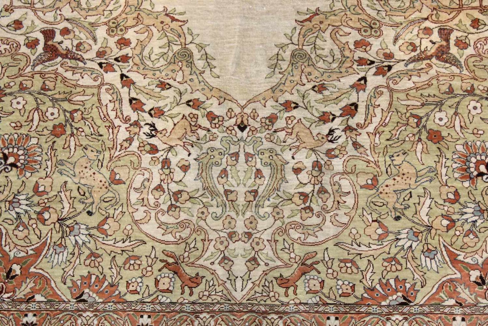 Großer Seidenteppich, Persien 2. Hälfte 20. Jh.Sehr feine Knüpfung, Vogel- und Rankenmotiv, mittiges - Bild 4 aus 5