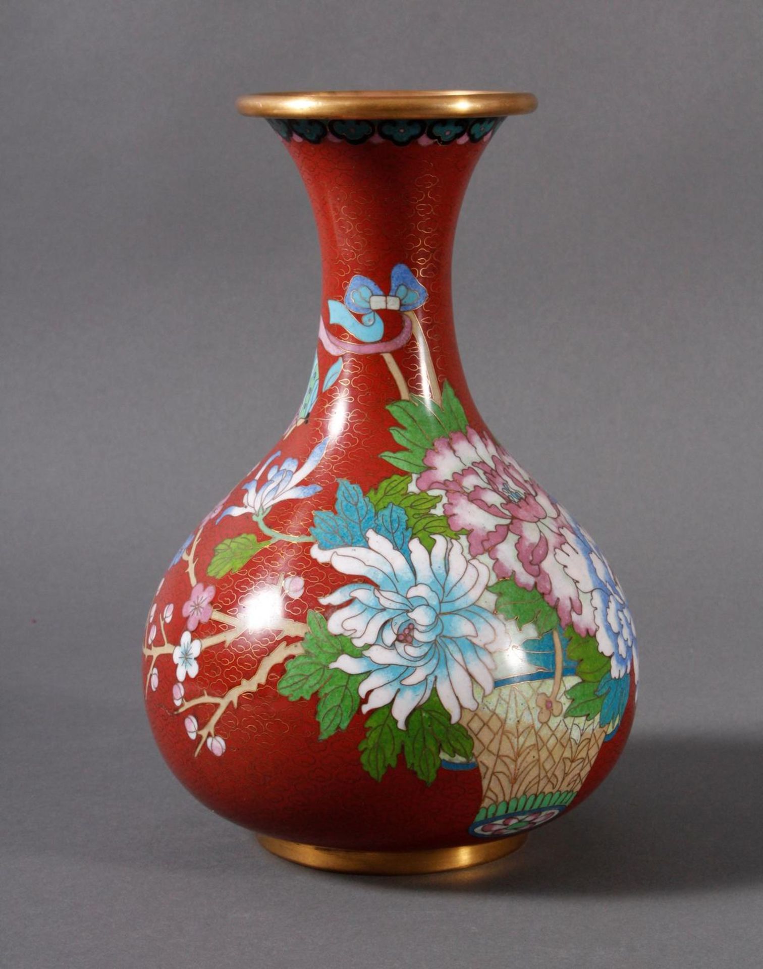 Cloisonnévase, China 20er/30er JahreBauchige Vase mit rotem Grund. Dekor vom Blumenkorb mit großen - Bild 2 aus 5