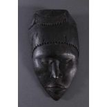 Antike Maske, Afrika 1. Hälfte 20. Jh.Holz geschnitzt, dunkle Patina, ca. 5 x 15 x 27 cm.