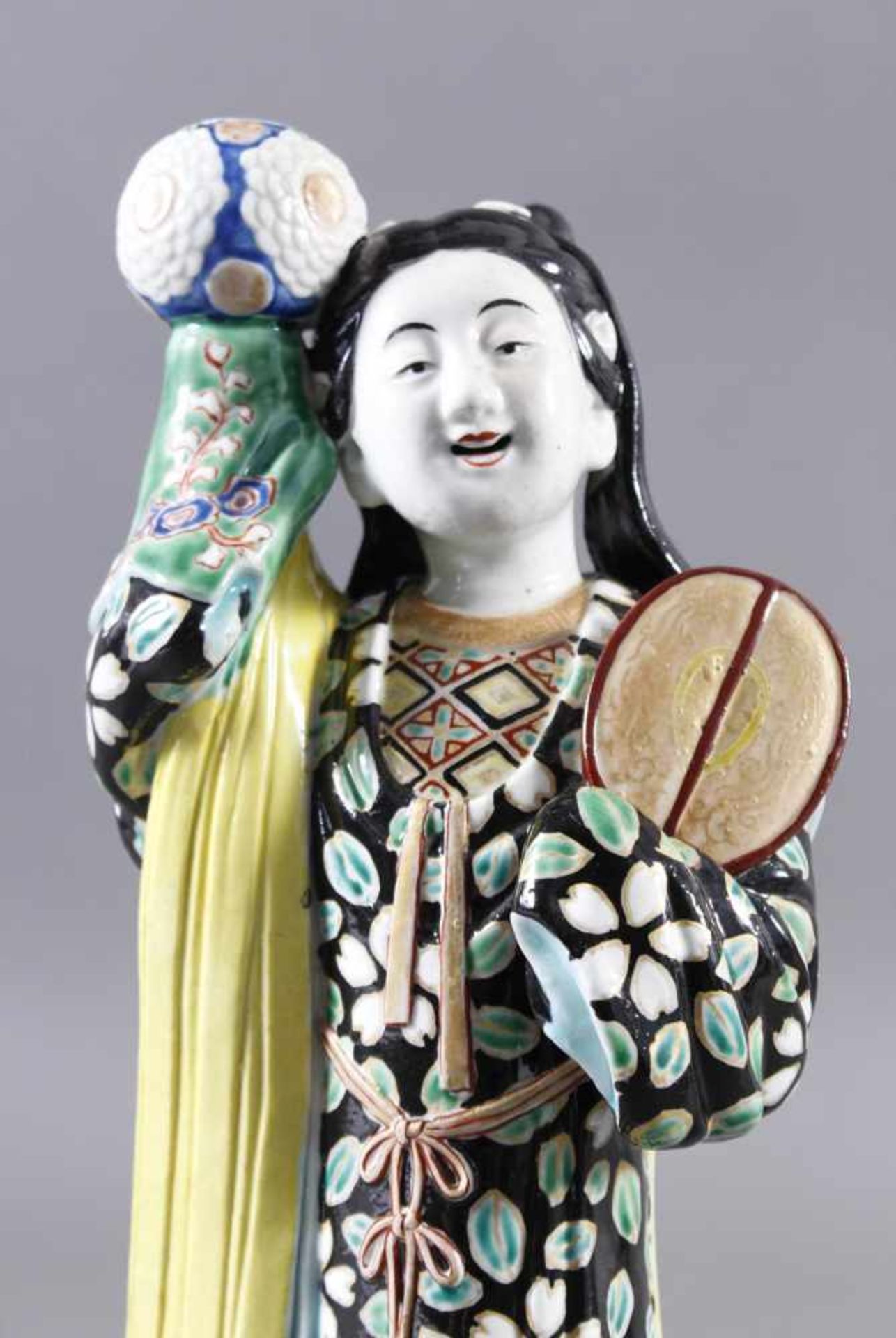 Porzellan-Räucherfigur, Mädchen, China 19. JahrhundertPolychrom bemalt, teilweise goldstaffiert. - Bild 2 aus 4