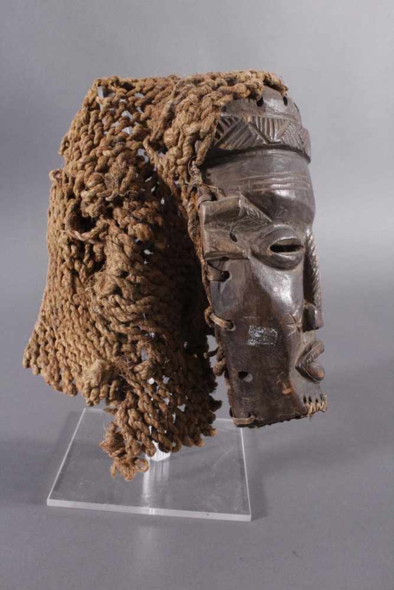 Antike Maske, Chokwe, Angola 1. Hälfte 20. Jh.Holz geschnitzt, dunkle Patina, Narbentatauierung, - Bild 2 aus 8