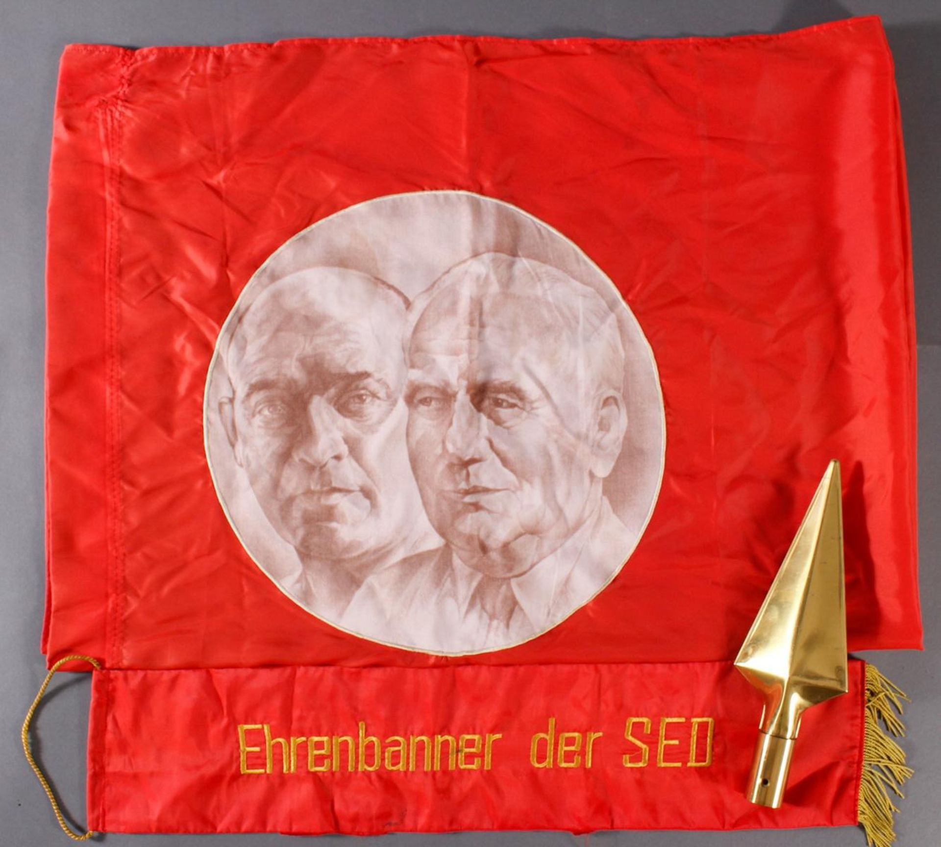 Ehrenbanner der SED1x Rotes Fahnentuch aus Kunstseide mit den Köpfen von Thälmann und Pieck. Maße