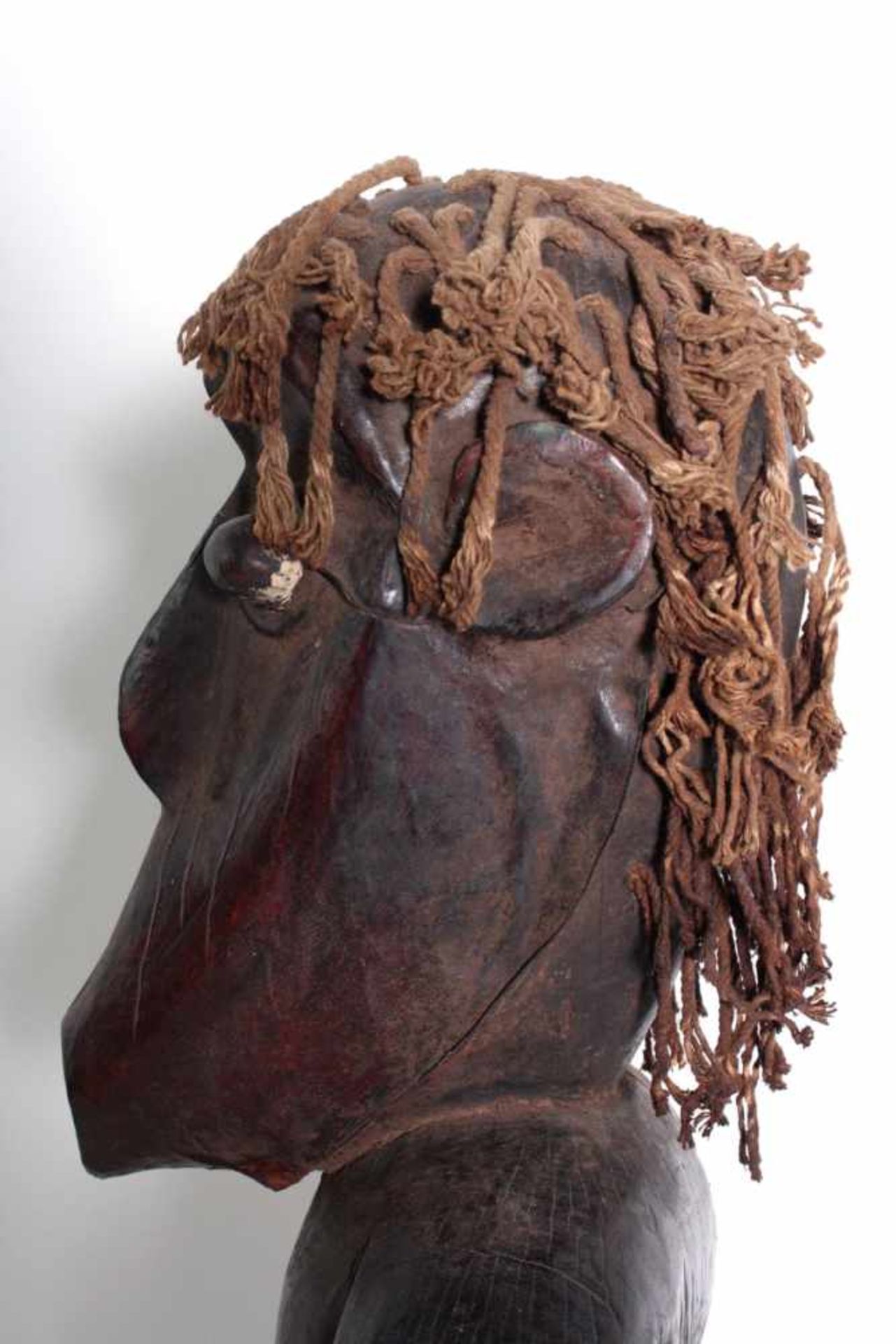 Außergewöhnliche zoomorphe Figur, wohl Kongo, 1. Hälfte 20. Jh.Holz geschnitzt. Auf Sockel - Bild 7 aus 8