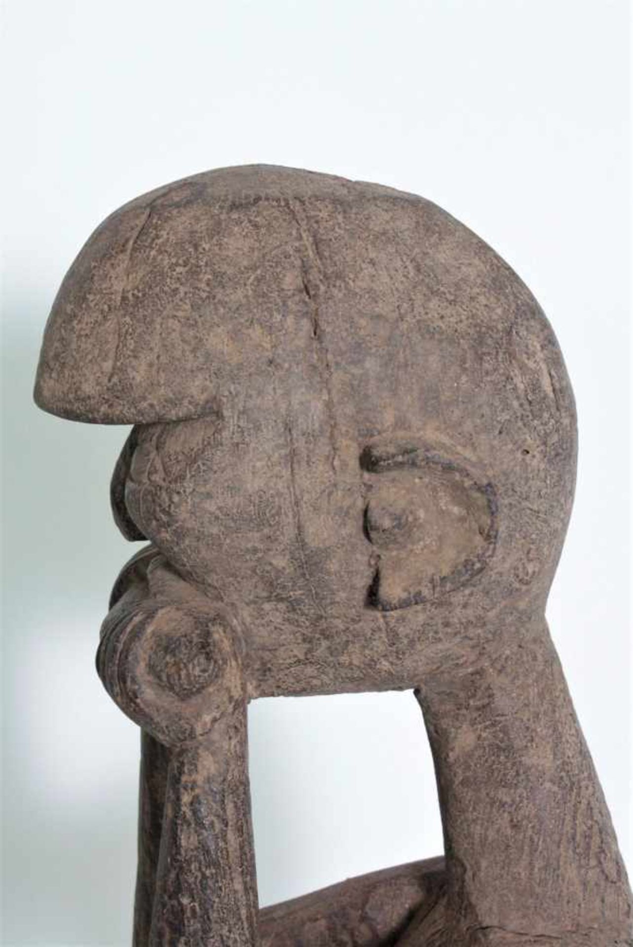 Hockende zoomorphe Figur, wohl Lobi, Burkina Faso, 1. Hälfte 20. Jh.Holz geschnitzt, graubraune - Bild 7 aus 10