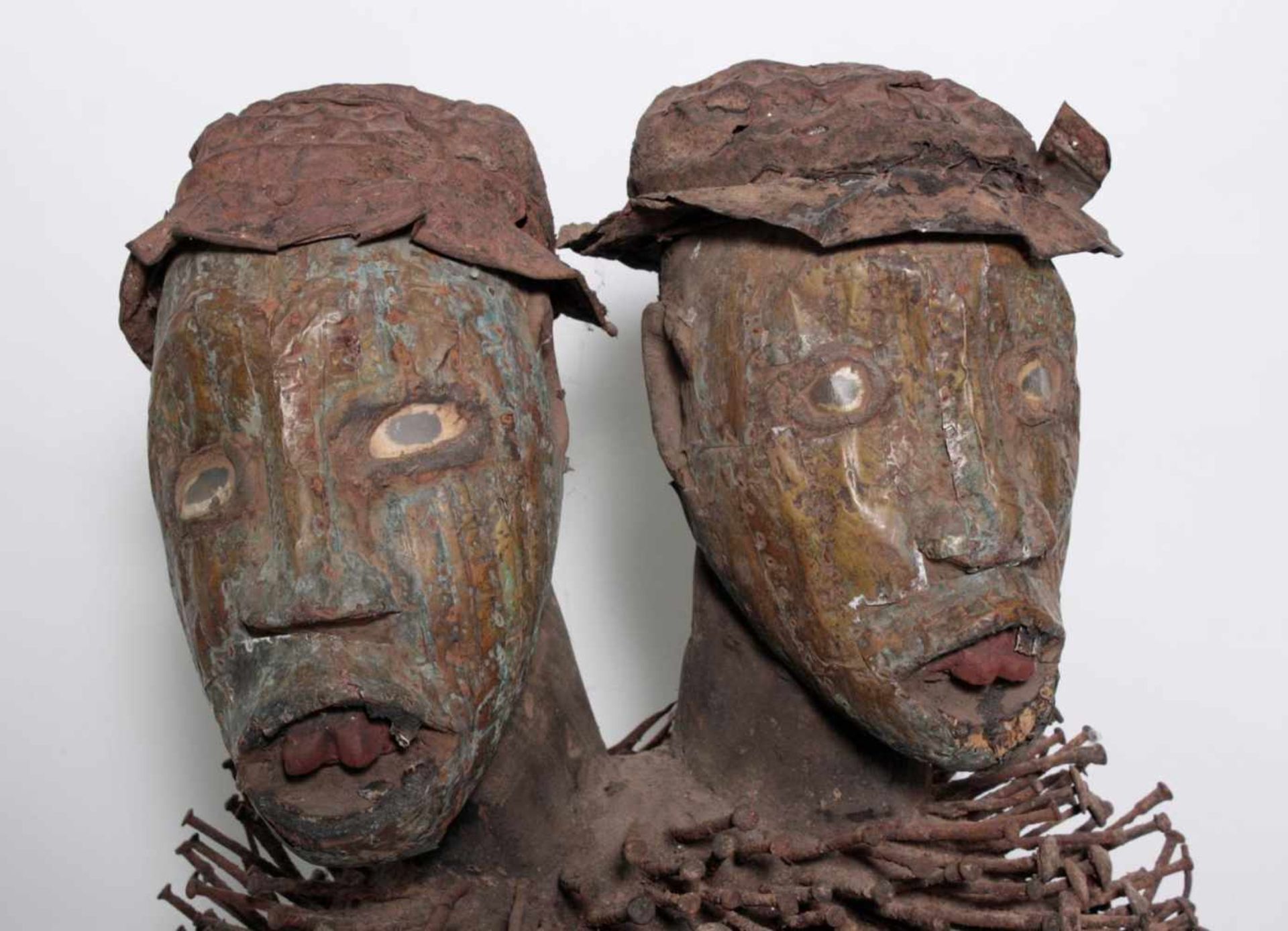 Doppelkopf-Nagelfetisch-Ritual Figur. Kongo-Yombe, Nkisi Nkondi, 1. Hälfte 20. Jh.Holz, Metallblech, - Bild 5 aus 9