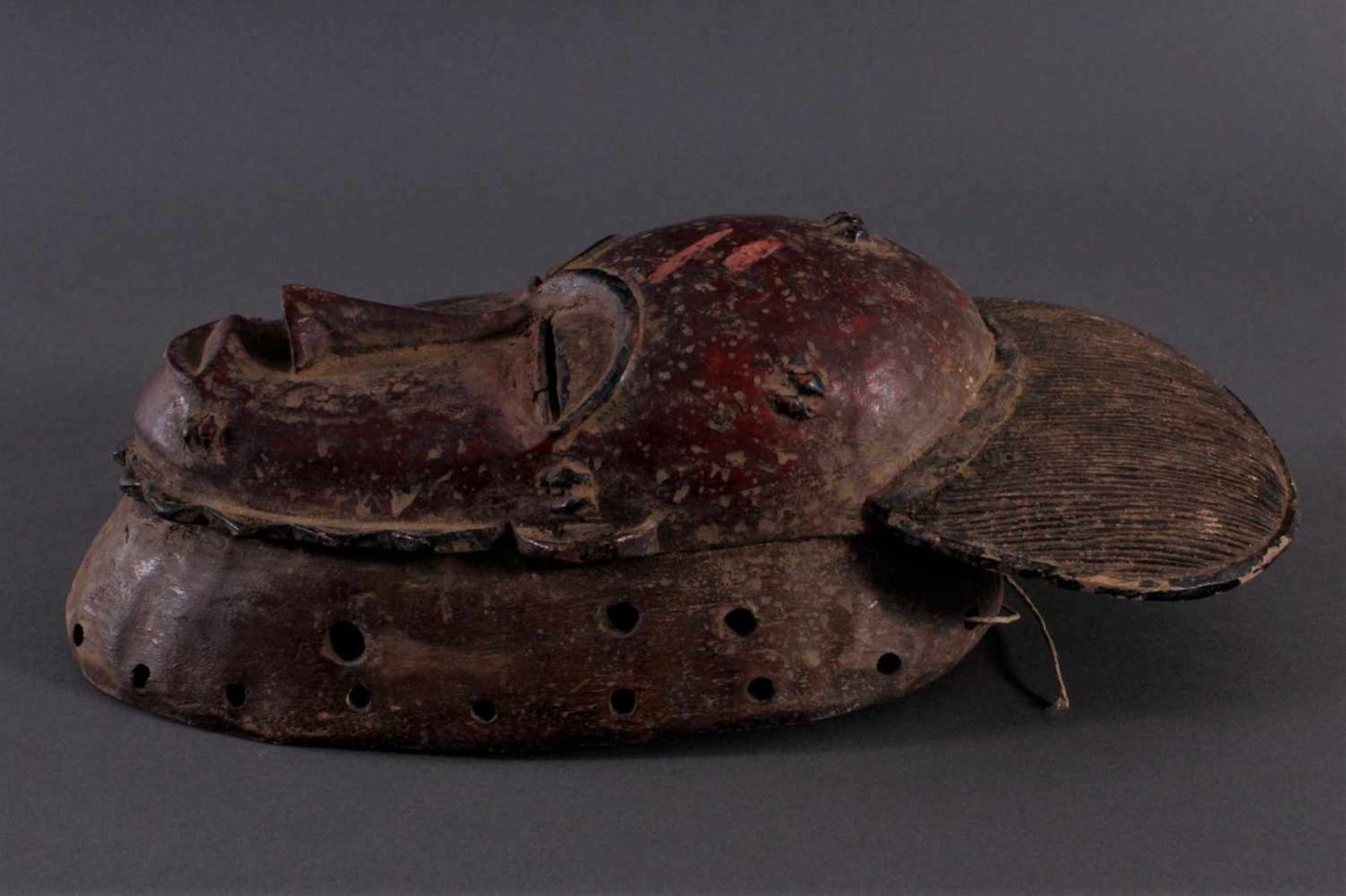 Antike Kpan-Maske, Baule, Elfenbeinküste 1. Hälfte 20. Jh.Holz  geschnitzt, dunkle Patina, rot - Bild 3 aus 4