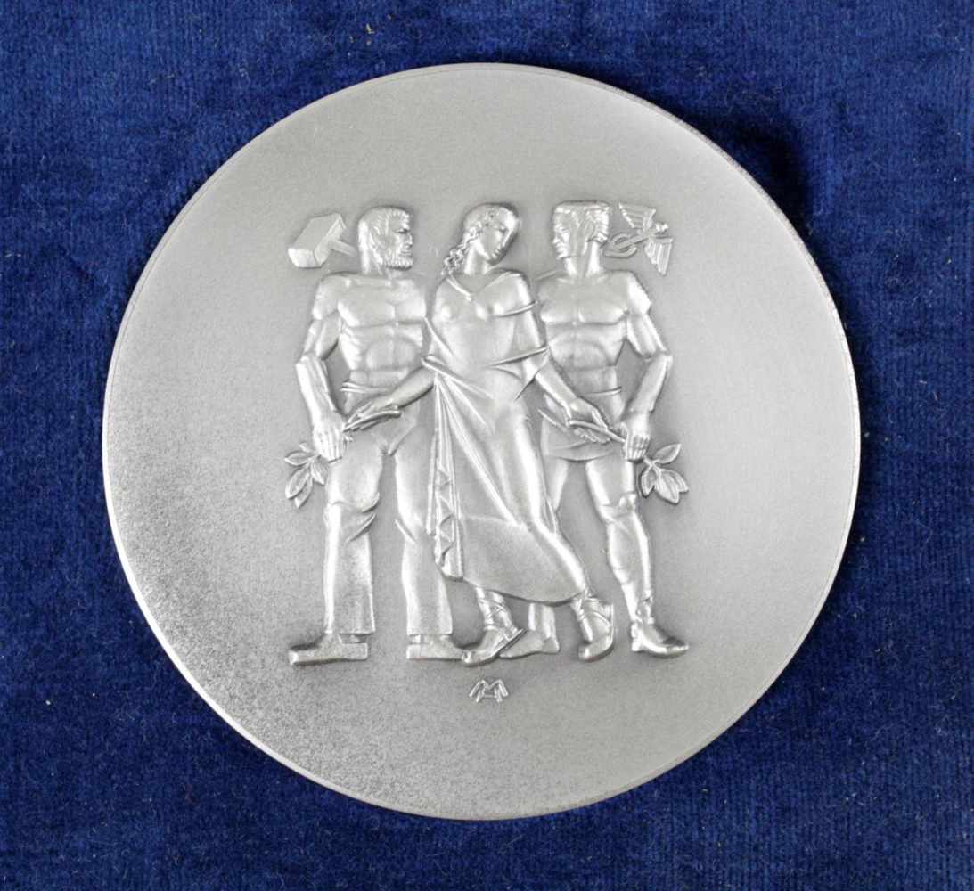 Medaille von Heinrich Moshage (1896 - 1968)Schauseite mit reliefplastischer Darstellung zweier