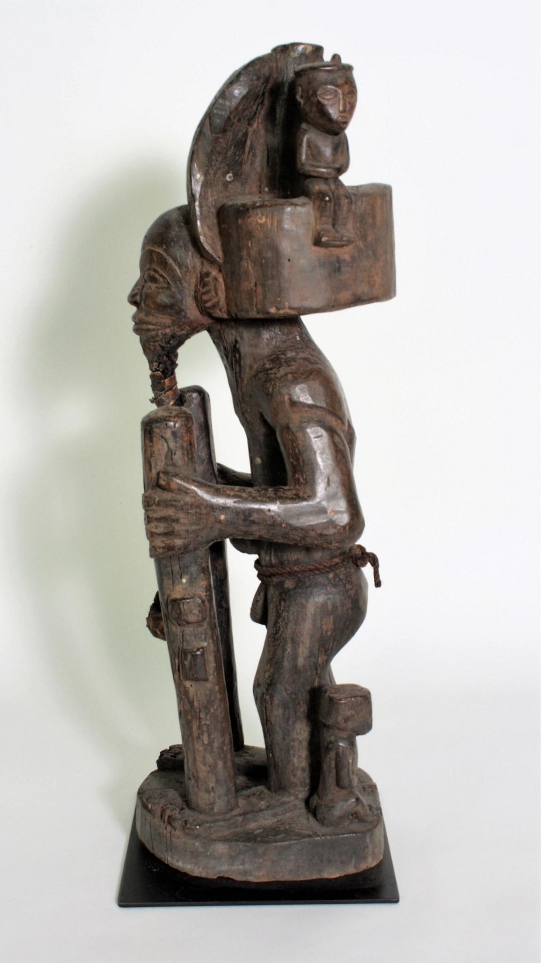Figur des Chibinda Ilunga, Chokwe, Angola, 19. Jh.Holz mit dunkelbrauner Krustenpatina. Der - Bild 4 aus 11