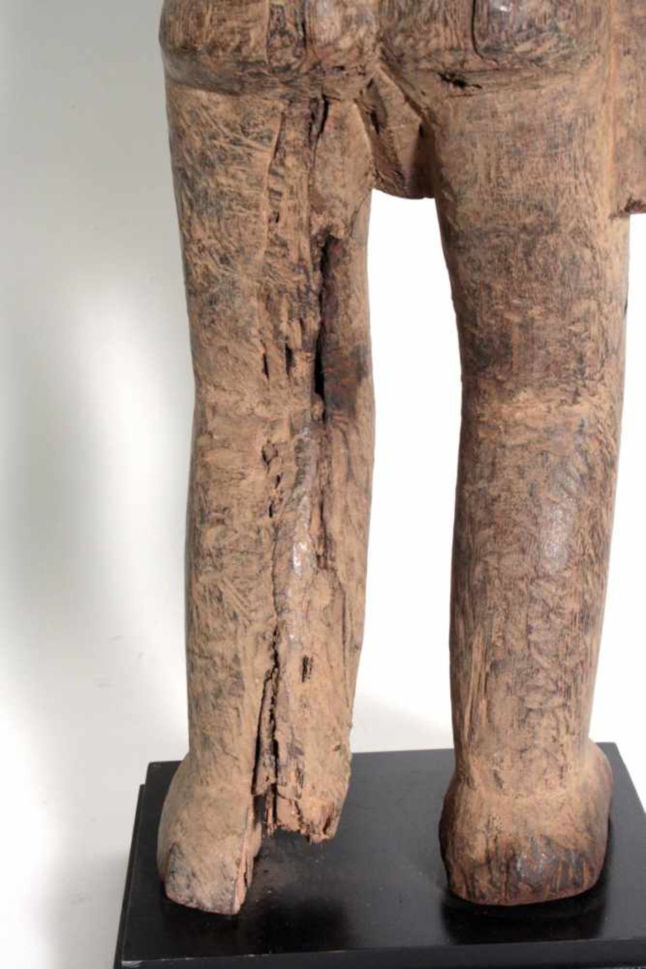 Schutzfigur "Bateba", Lobi, Burkina Faso, 1. Hälfte 20. Jh.Holz geschnitzt mit Krustenpatina, - Bild 6 aus 6