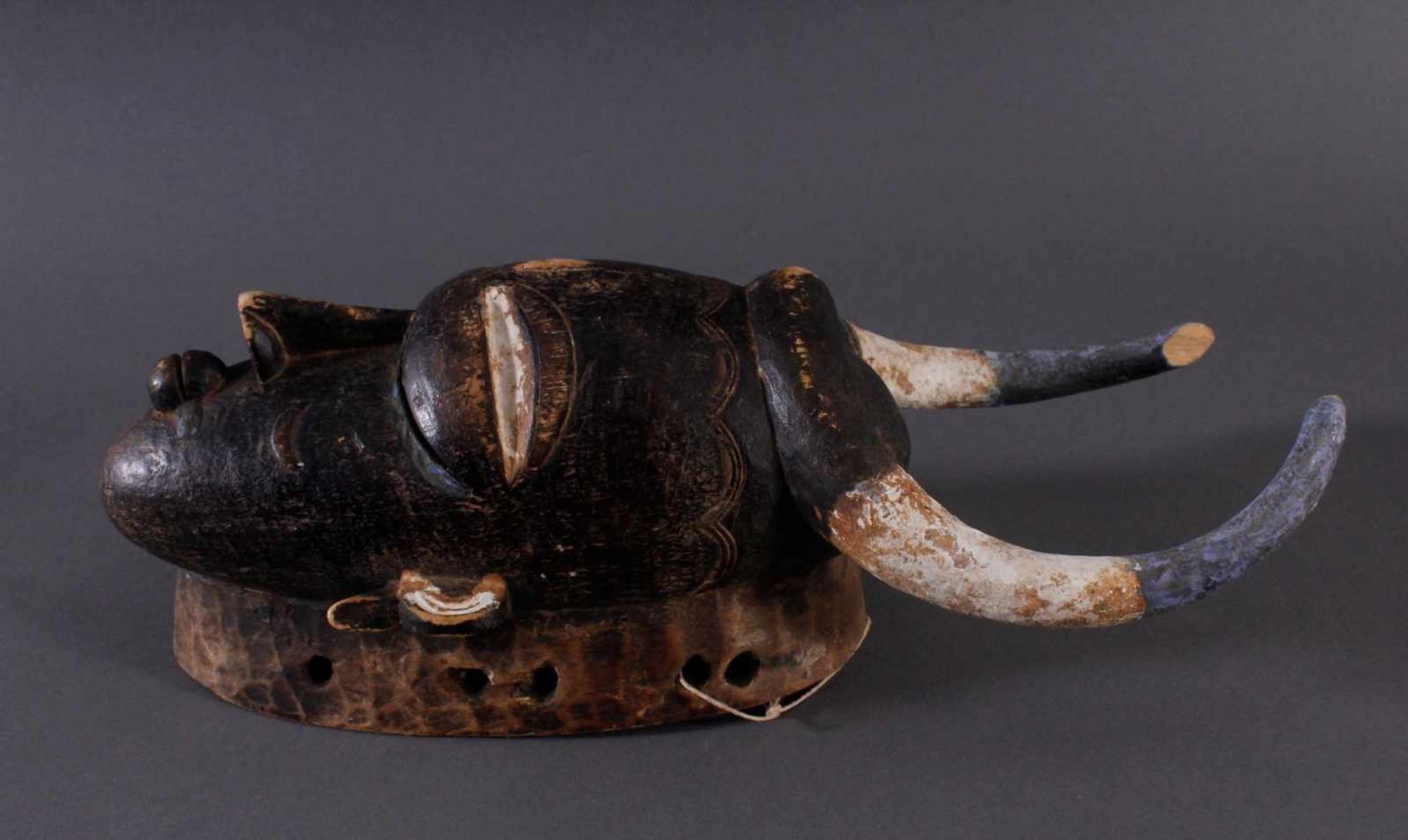 Antike Maske, Kamerun. Büffelmaske 1. Hälfte 20. Jh.Holz geschnitzt, Reste von weißer Farbe, - Bild 3 aus 4