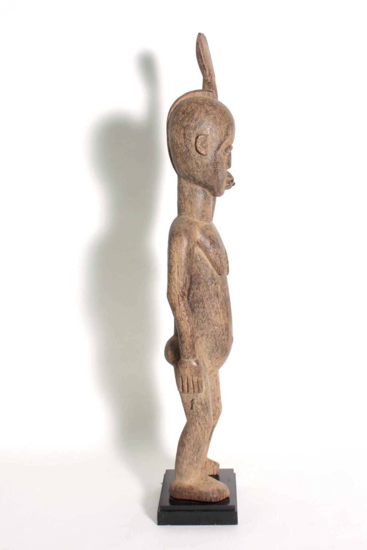 Schutzfigur "Bateba", Lobi, Burkina Faso, 1. Hälfte 20. Jh.Holz geschnitzt mit Krustenpatina, - Bild 3 aus 6