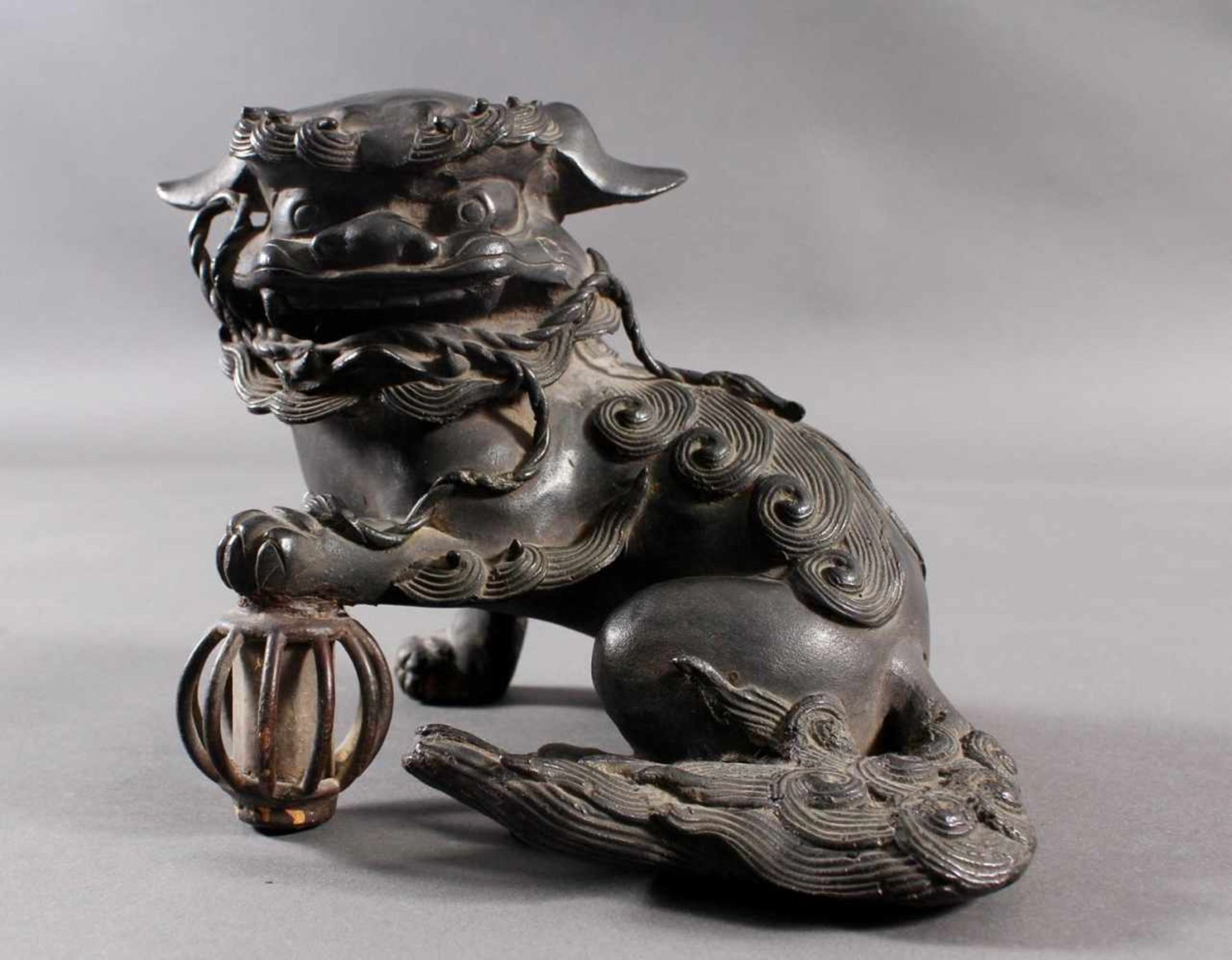 Bronze Fu oder Foo Hund, Japan wohl 20. Jh.Bronze dunkel patiniert, ca. 16,5 x 22 x 15 cm, 2,6 kg. - Bild 4 aus 10