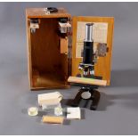 Mikroskop P. Waechter WetzlarIm Holzkasten, mit 5 Okularen, Glasplättchen und Anleitung