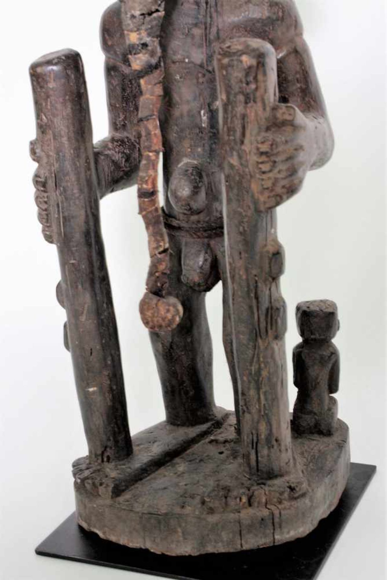 Figur des Chibinda Ilunga, Chokwe, Angola, 19. Jh.Holz mit dunkelbrauner Krustenpatina. Der - Bild 3 aus 11