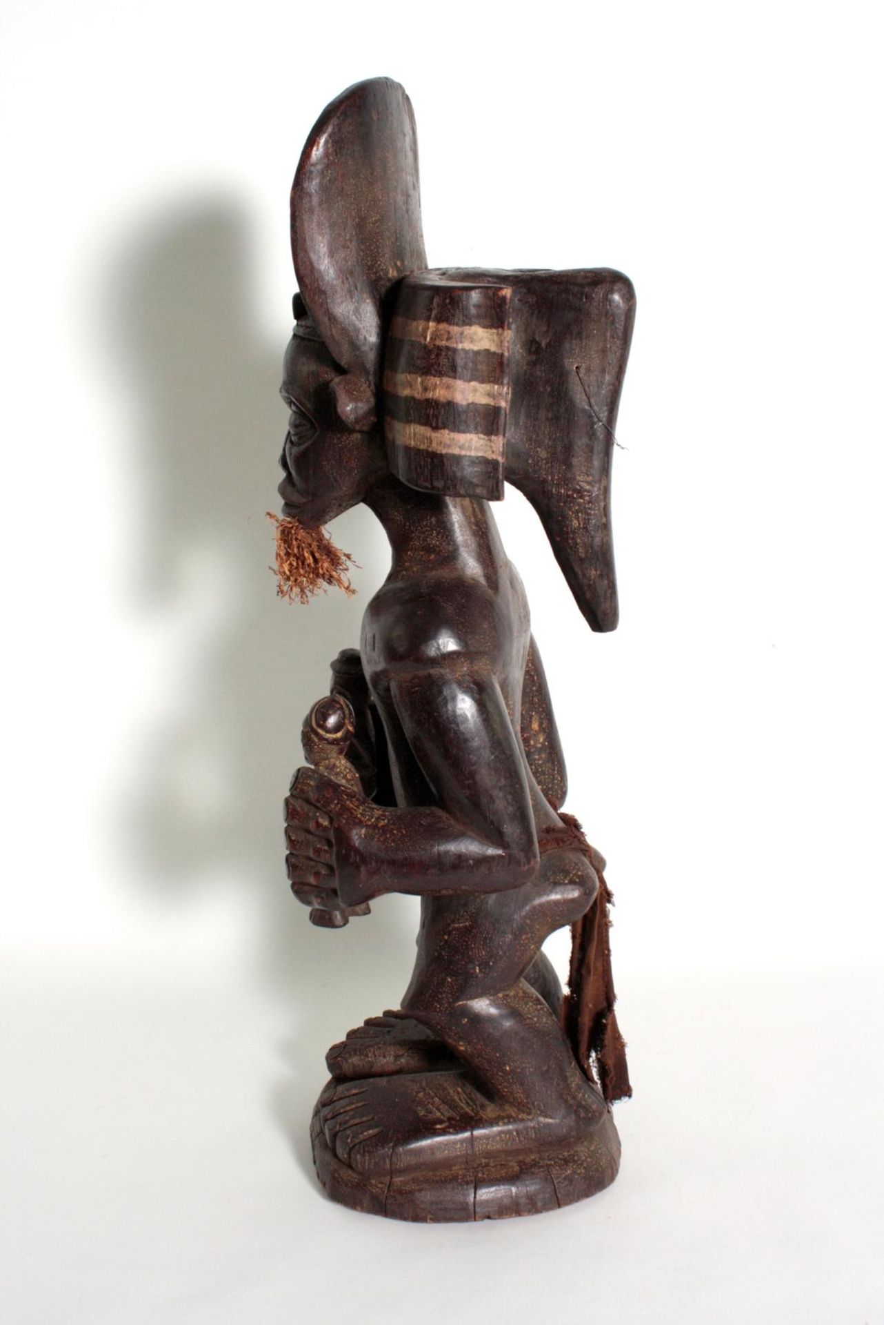 Figur des Chibinda Ilunga, Chokwe, Angola,, 1. Hälfte 20. Jh.Holz mit dunkelbrauner Patina. Der - Bild 6 aus 6