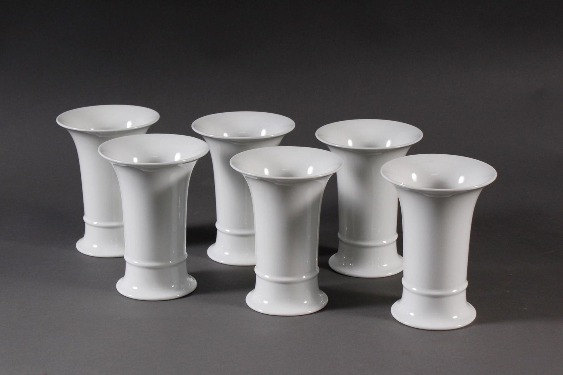 Sechs weiße Vasen, Trompetenform, Höchst-Porzellan