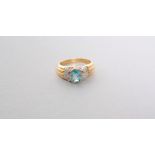 Gelbgoldring mit Blautopas und Diamanten, 18 Karat