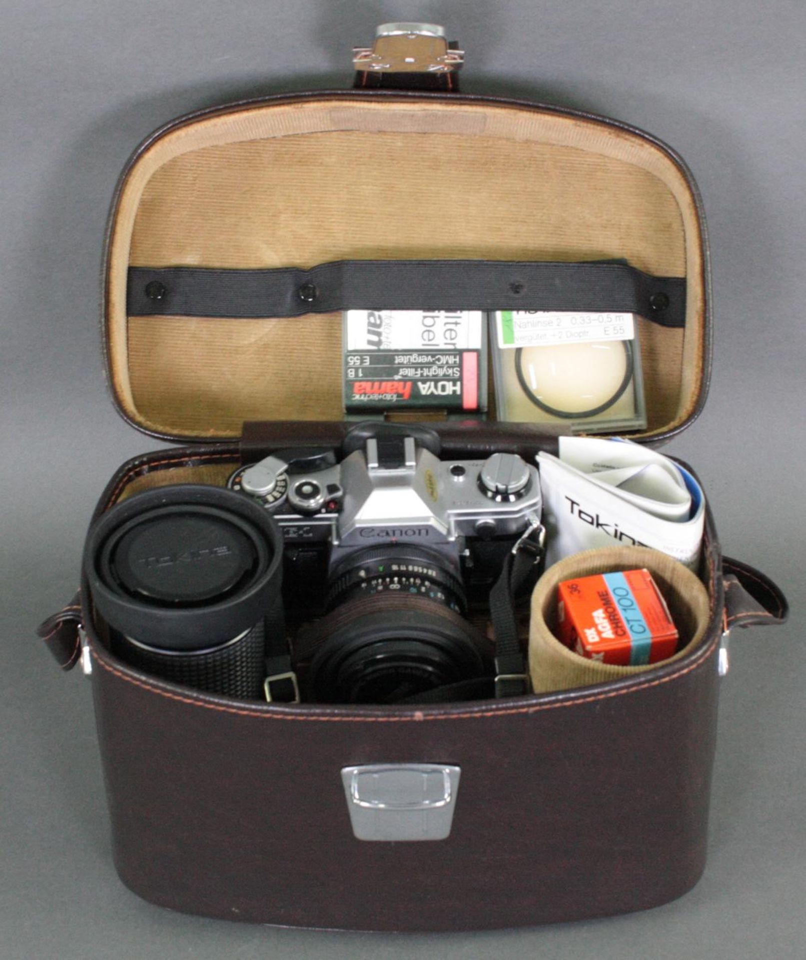 Canon AE-1 Kamera mit Tokina 28 mm Objektiv, Kameratasche und Zubehör - Bild 2 aus 2